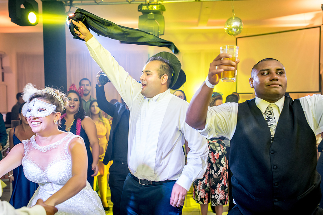 dia da noiva esfinges, buffet dilma, fotografia de casamento em são vicente, madrinhas de azul, baloes de gas helio, balada de casamento, sapaitinho da noiva, vaca no sapatinho da noiva, valsa dos noivos, crianças no casamento.