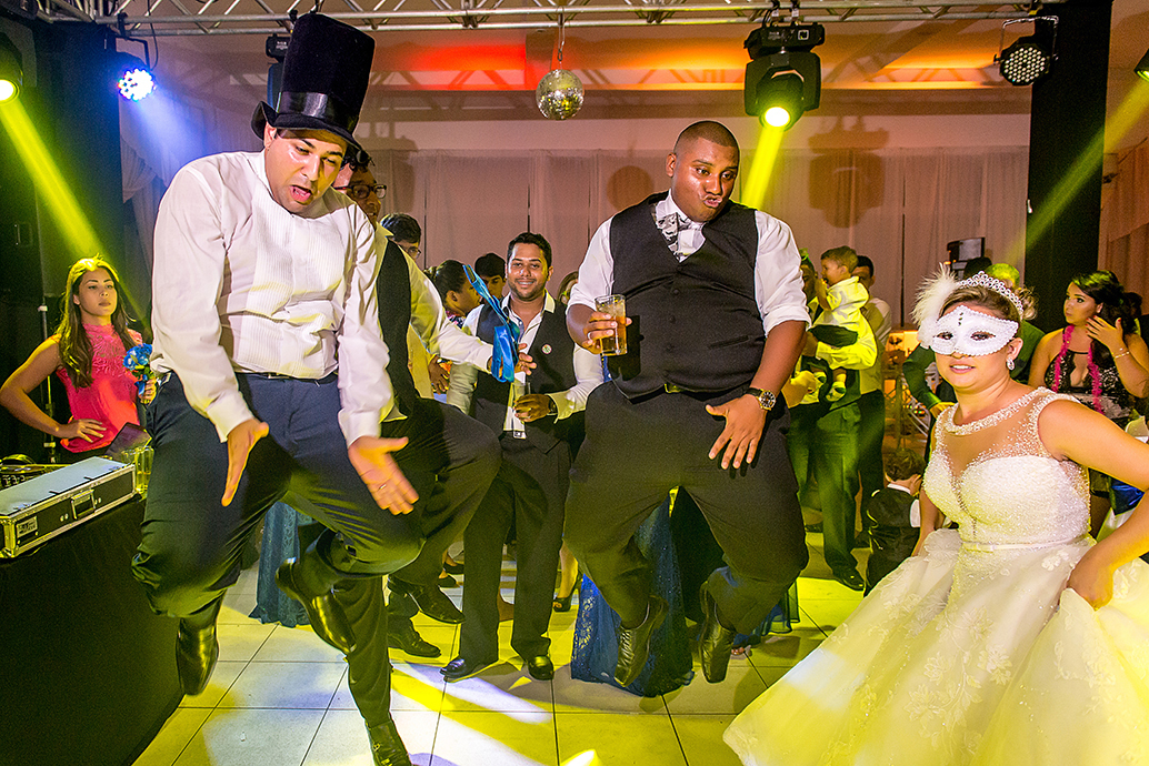 dia da noiva esfinges, buffet dilma, fotografia de casamento em são vicente, madrinhas de azul, baloes de gas helio, balada de casamento, sapaitinho da noiva, vaca no sapatinho da noiva, valsa dos noivos, crianças no casamento.
