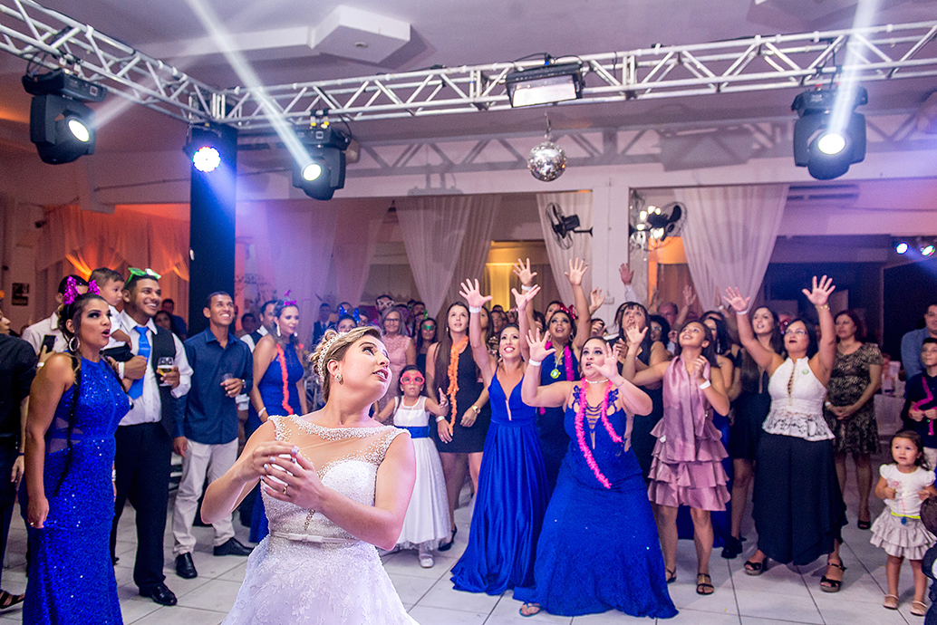 dia da noiva esfinges, buffet dilma, fotografia de casamento em são vicente, madrinhas de azul, baloes de gas helio, balada de casamento, sapaitinho da noiva, vaca no sapatinho da noiva, valsa dos noivos, crianças no casamento.