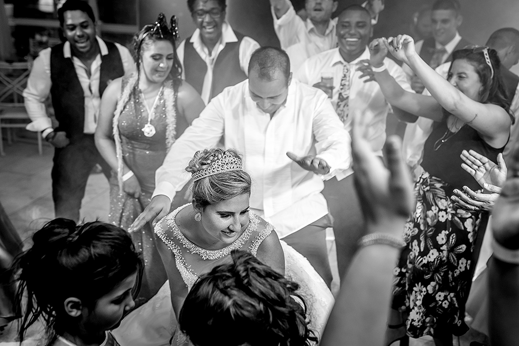 dia da noiva esfinges, buffet dilma, fotografia de casamento em são vicente, madrinhas de azul, baloes de gas helio, balada de casamento, sapaitinho da noiva, vaca no sapatinho da noiva, valsa dos noivos, crianças no casamento.