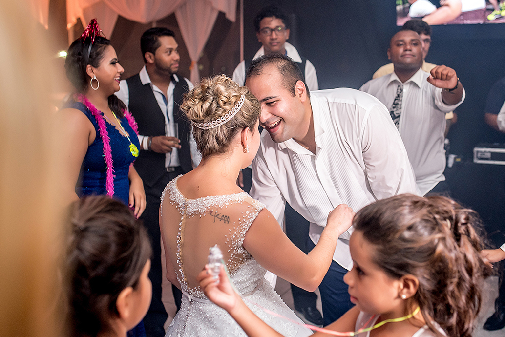 dia da noiva esfinges, buffet dilma, fotografia de casamento em são vicente, madrinhas de azul, baloes de gas helio, balada de casamento, sapaitinho da noiva, vaca no sapatinho da noiva, valsa dos noivos, crianças no casamento.