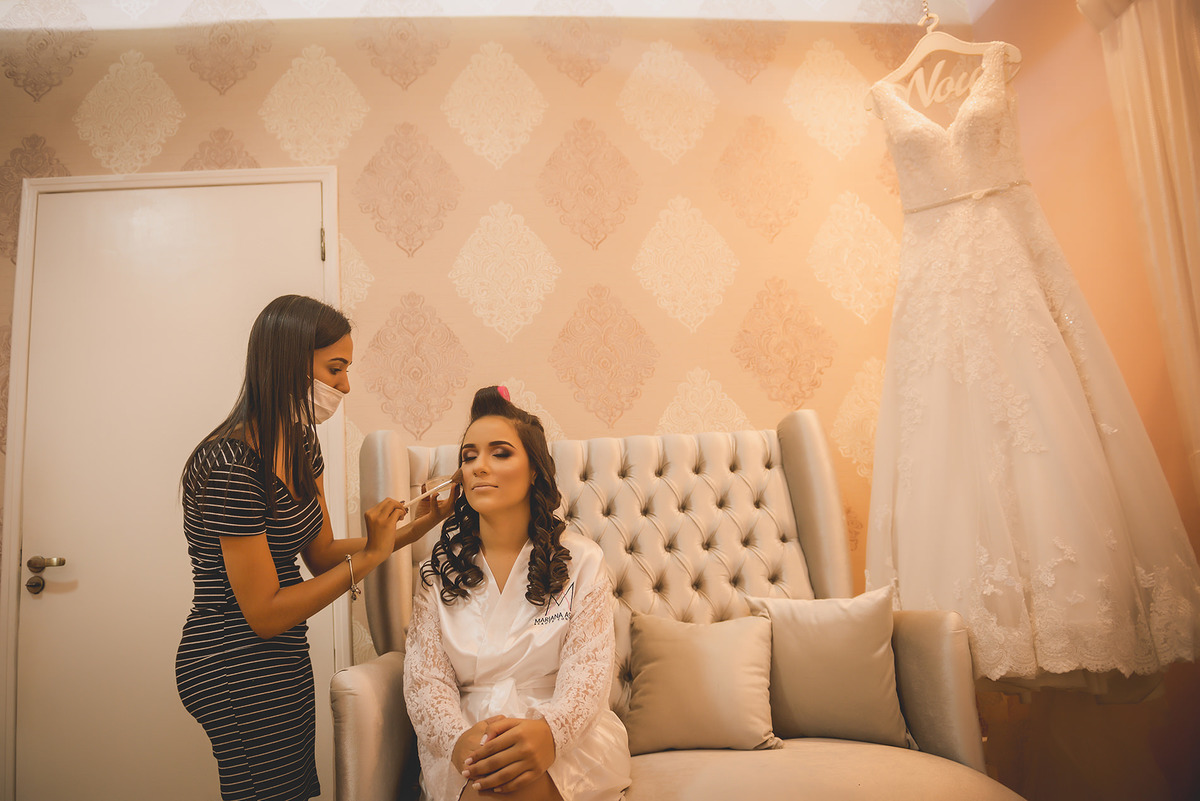 
dia da noiva na mariana assis lounge, lounge mariana assis, vestido de noiva, casamento no brunelli, buque de rosas, penteado cabelo solto , dia no noivo na barber shape, casamento na igreja são francisco, baloes de gaz helio, noivos felizes, 