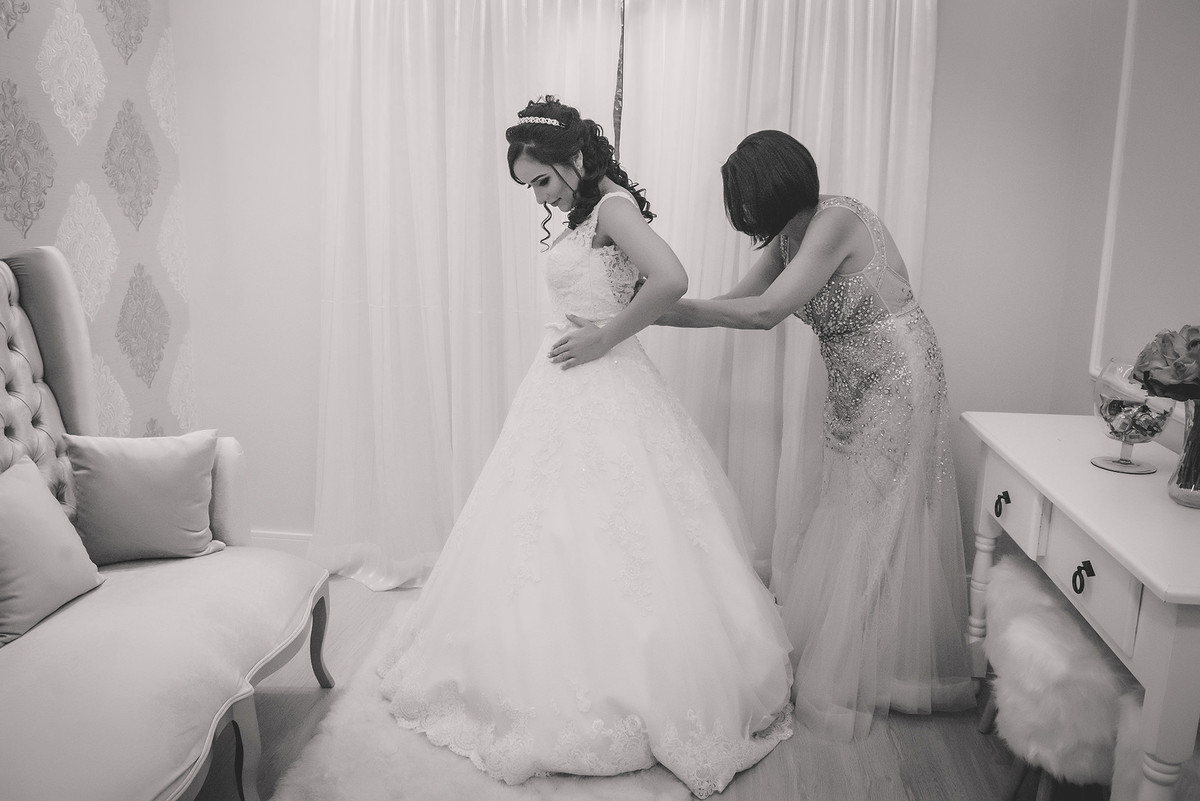 
dia da noiva na mariana assis lounge, lounge mariana assis, vestido de noiva, casamento no brunelli, buque de rosas, penteado cabelo solto , dia no noivo na barber shape, casamento na igreja são francisco, baloes de gaz helio, noivos felizes, 