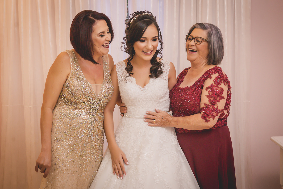 
dia da noiva na mariana assis lounge, lounge mariana assis, vestido de noiva, casamento no brunelli, buque de rosas, penteado cabelo solto , dia no noivo na barber shape, casamento na igreja são francisco, baloes de gaz helio, noivos felizes, 