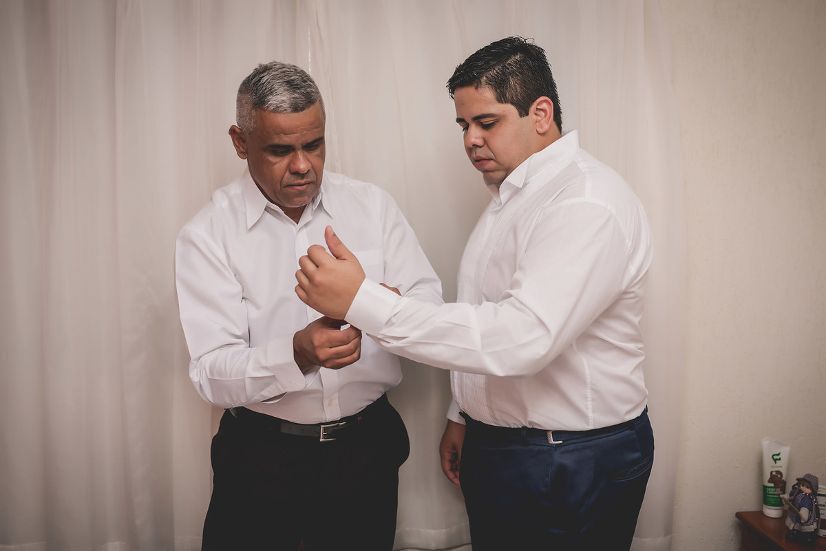 
dia da noiva na mariana assis lounge, lounge mariana assis, vestido de noiva, casamento no brunelli, buque de rosas, penteado cabelo solto , dia no noivo na barber shape, casamento na igreja são francisco, baloes de gaz helio, noivos felizes, 