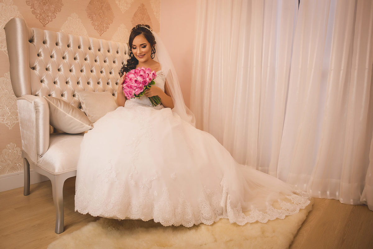 
dia da noiva na mariana assis lounge, lounge mariana assis, vestido de noiva, casamento no brunelli, buque de rosas, penteado cabelo solto , dia no noivo na barber shape, casamento na igreja são francisco, baloes de gaz helio, noivos felizes, 