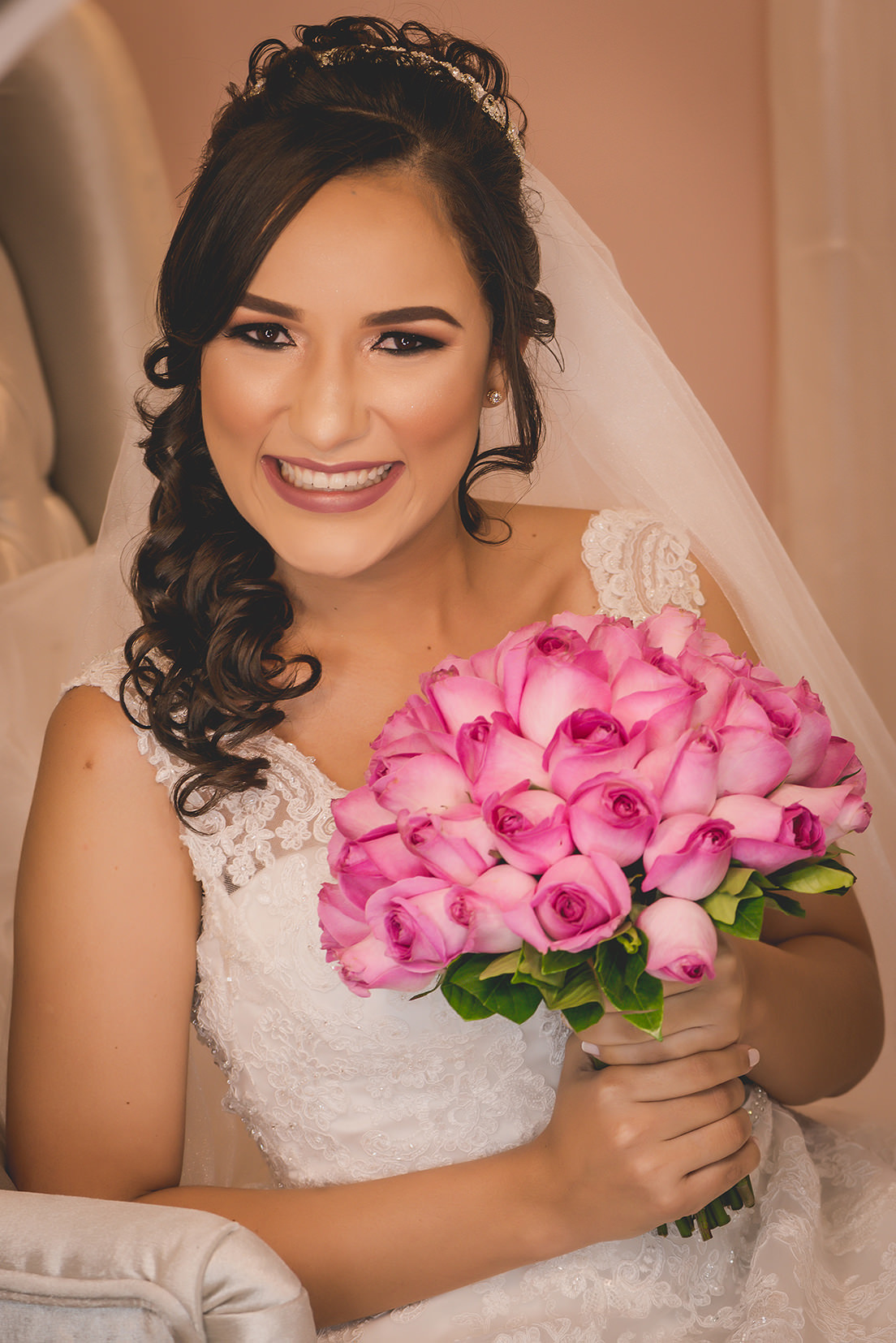 
dia da noiva na mariana assis lounge, lounge mariana assis, vestido de noiva, casamento no brunelli, buque de rosas, penteado cabelo solto , dia no noivo na barber shape, casamento na igreja são francisco, baloes de gaz helio, noivos felizes, 