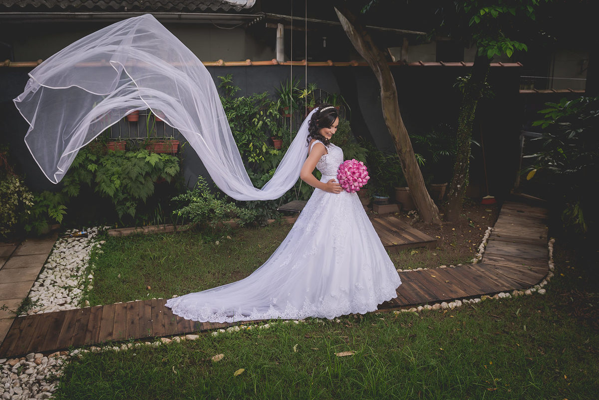 
dia da noiva na mariana assis lounge, lounge mariana assis, vestido de noiva, casamento no brunelli, buque de rosas, penteado cabelo solto , dia no noivo na barber shape, casamento na igreja são francisco, baloes de gaz helio, noivos felizes, 