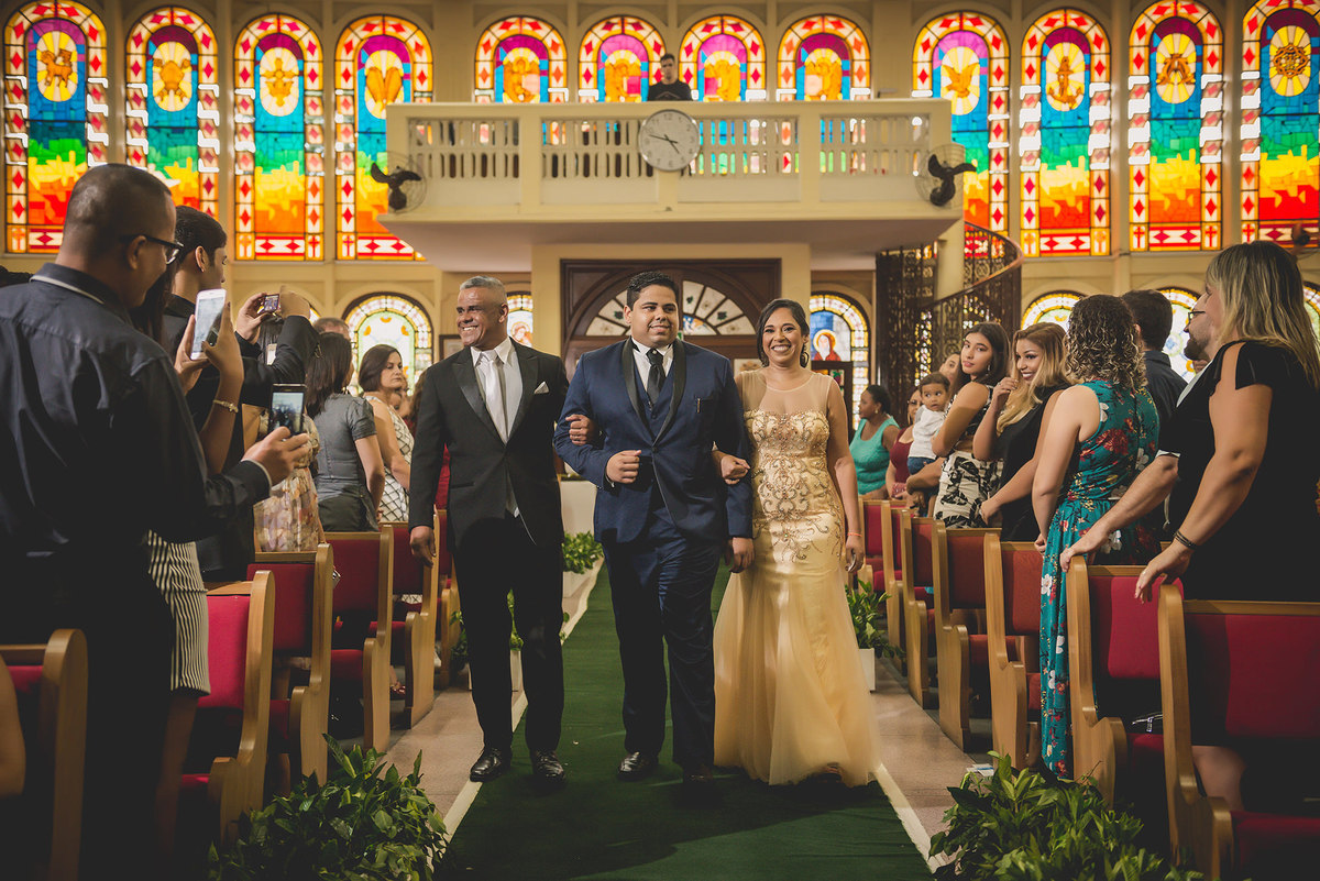 
dia da noiva na mariana assis lounge, lounge mariana assis, vestido de noiva, casamento no brunelli, buque de rosas, penteado cabelo solto , dia no noivo na barber shape, casamento na igreja são francisco, baloes de gaz helio, noivos felizes, 