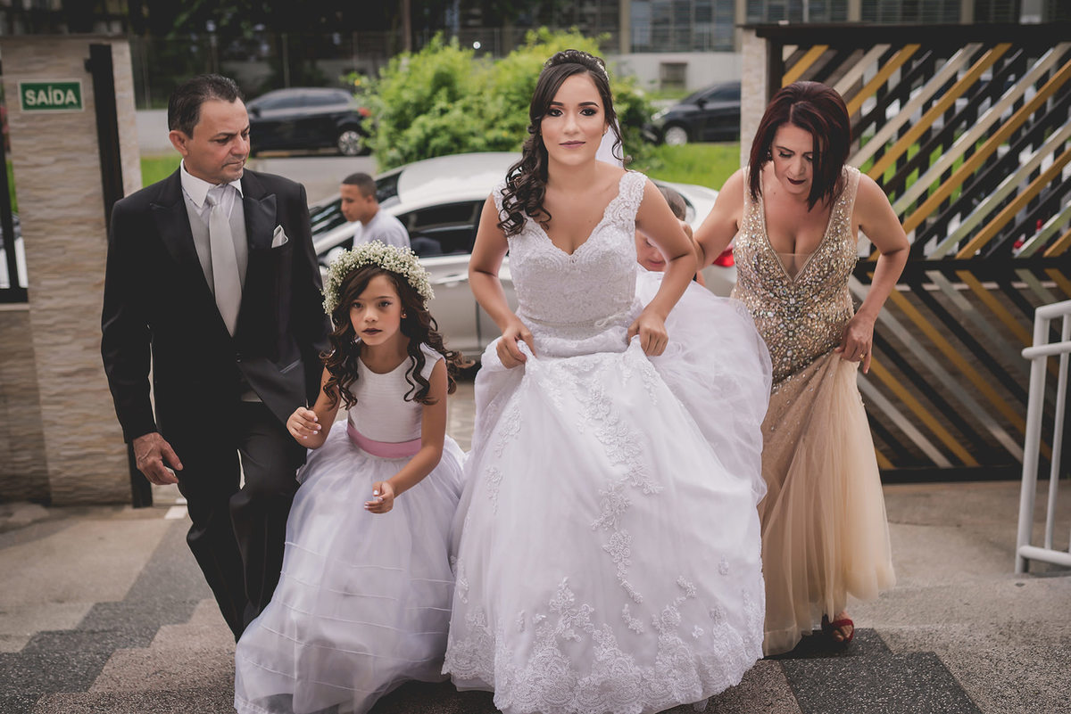 
dia da noiva na mariana assis lounge, lounge mariana assis, vestido de noiva, casamento no brunelli, buque de rosas, penteado cabelo solto , dia no noivo na barber shape, casamento na igreja são francisco, baloes de gaz helio, noivos felizes, 