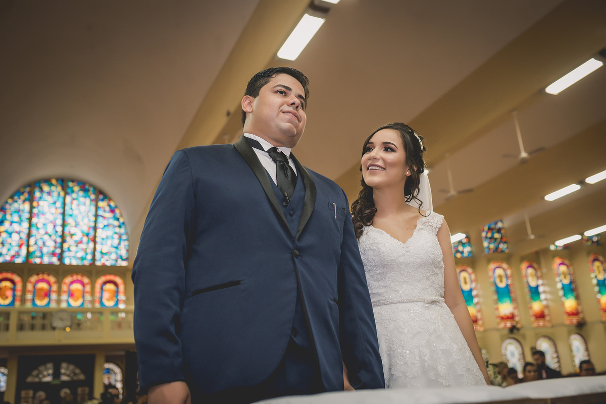 
dia da noiva na mariana assis lounge, lounge mariana assis, vestido de noiva, casamento no brunelli, buque de rosas, penteado cabelo solto , dia no noivo na barber shape, casamento na igreja são francisco, baloes de gaz helio, noivos felizes, 