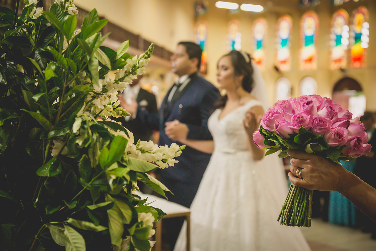 
dia da noiva na mariana assis lounge, lounge mariana assis, vestido de noiva, casamento no brunelli, buque de rosas, penteado cabelo solto , dia no noivo na barber shape, casamento na igreja são francisco, baloes de gaz helio, noivos felizes, 