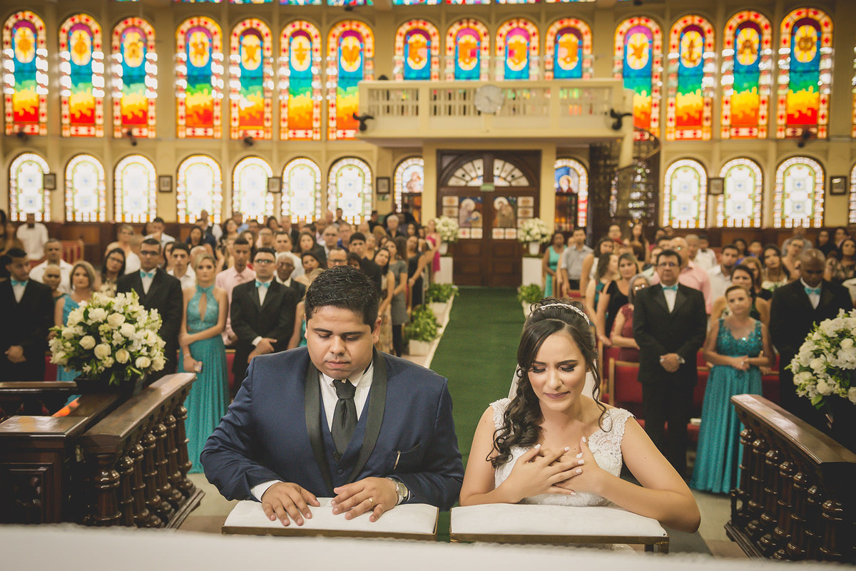 
dia da noiva na mariana assis lounge, lounge mariana assis, vestido de noiva, casamento no brunelli, buque de rosas, penteado cabelo solto , dia no noivo na barber shape, casamento na igreja são francisco, baloes de gaz helio, noivos felizes, 