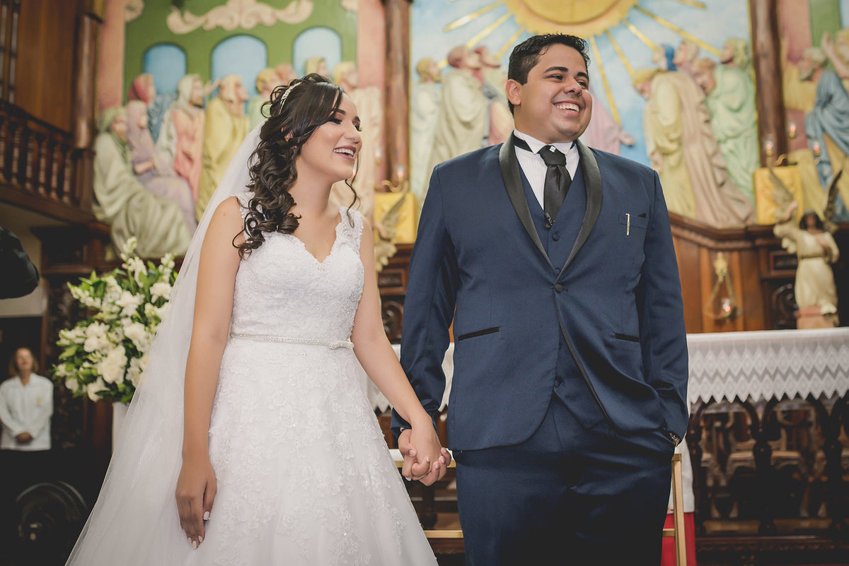 
dia da noiva na mariana assis lounge, lounge mariana assis, vestido de noiva, casamento no brunelli, buque de rosas, penteado cabelo solto , dia no noivo na barber shape, casamento na igreja são francisco, baloes de gaz helio, noivos felizes, 