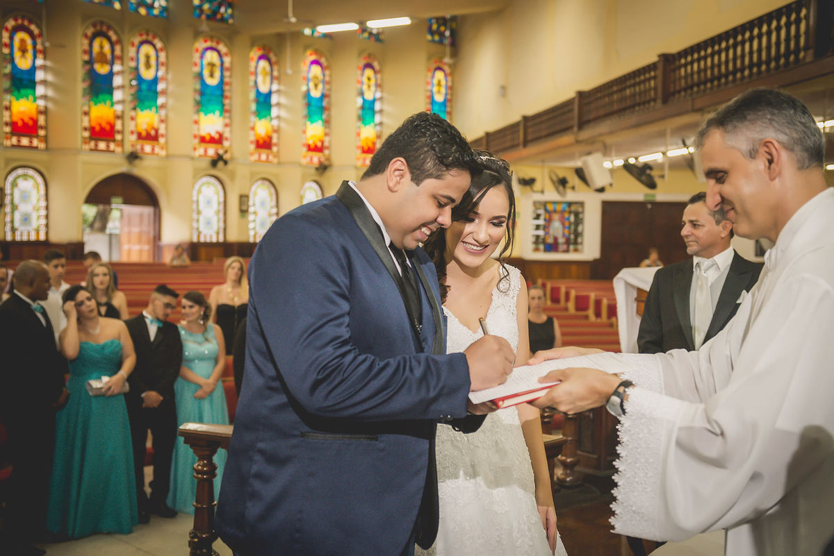 
dia da noiva na mariana assis lounge, lounge mariana assis, vestido de noiva, casamento no brunelli, buque de rosas, penteado cabelo solto , dia no noivo na barber shape, casamento na igreja são francisco, baloes de gaz helio, noivos felizes, 