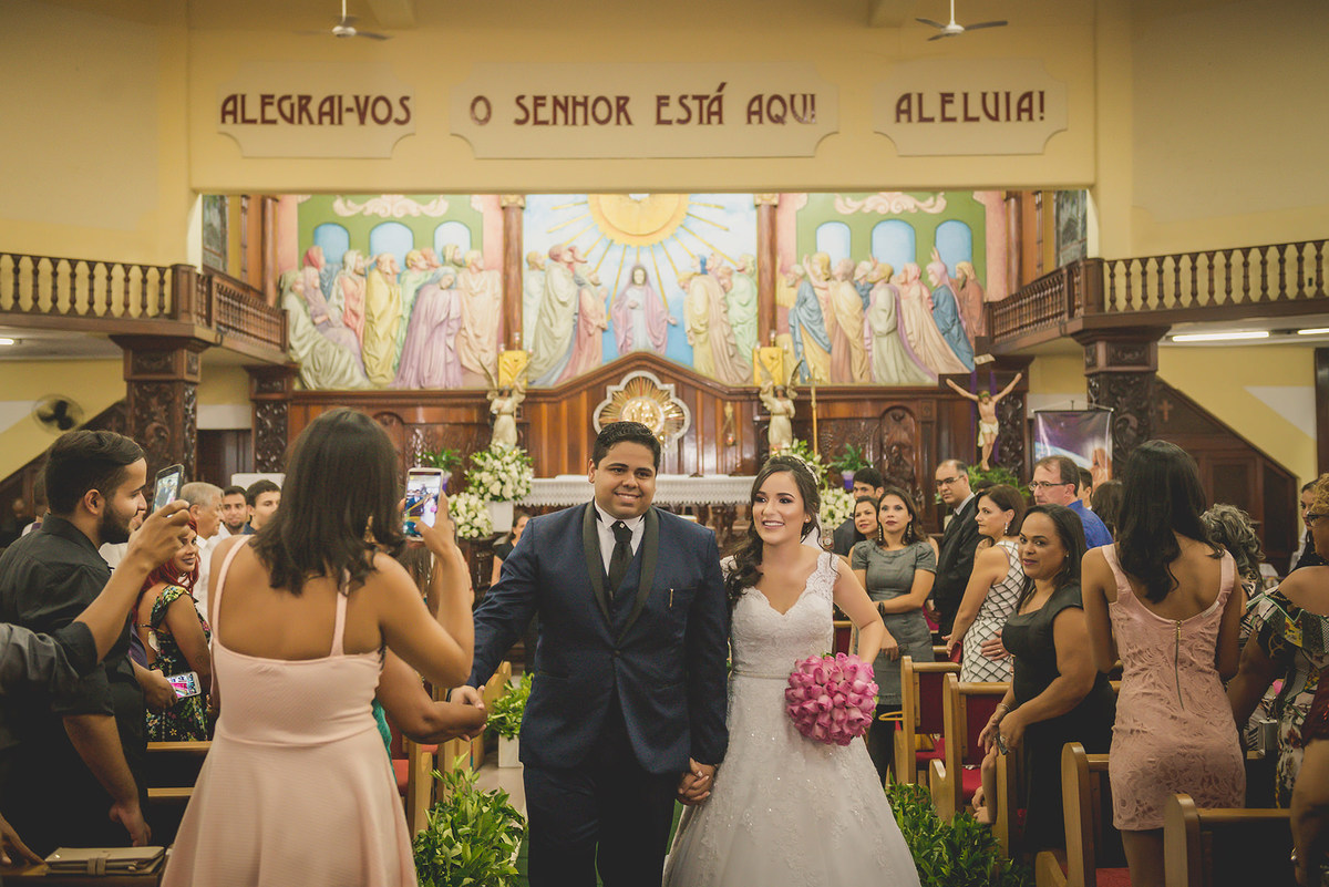 
dia da noiva na mariana assis lounge, lounge mariana assis, vestido de noiva, casamento no brunelli, buque de rosas, penteado cabelo solto , dia no noivo na barber shape, casamento na igreja são francisco, baloes de gaz helio, noivos felizes, 