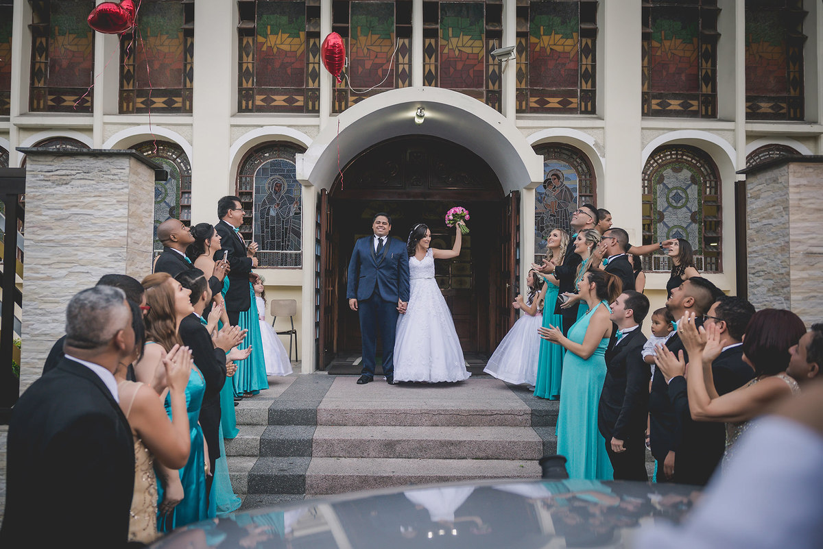 
dia da noiva na mariana assis lounge, lounge mariana assis, vestido de noiva, casamento no brunelli, buque de rosas, penteado cabelo solto , dia no noivo na barber shape, casamento na igreja são francisco, baloes de gaz helio, noivos felizes, 