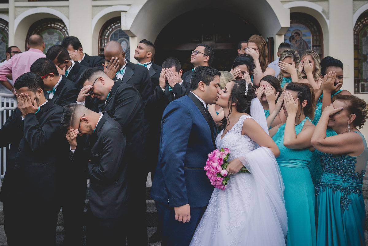 
dia da noiva na mariana assis lounge, lounge mariana assis, vestido de noiva, casamento no brunelli, buque de rosas, penteado cabelo solto , dia no noivo na barber shape, casamento na igreja são francisco, baloes de gaz helio, noivos felizes, 