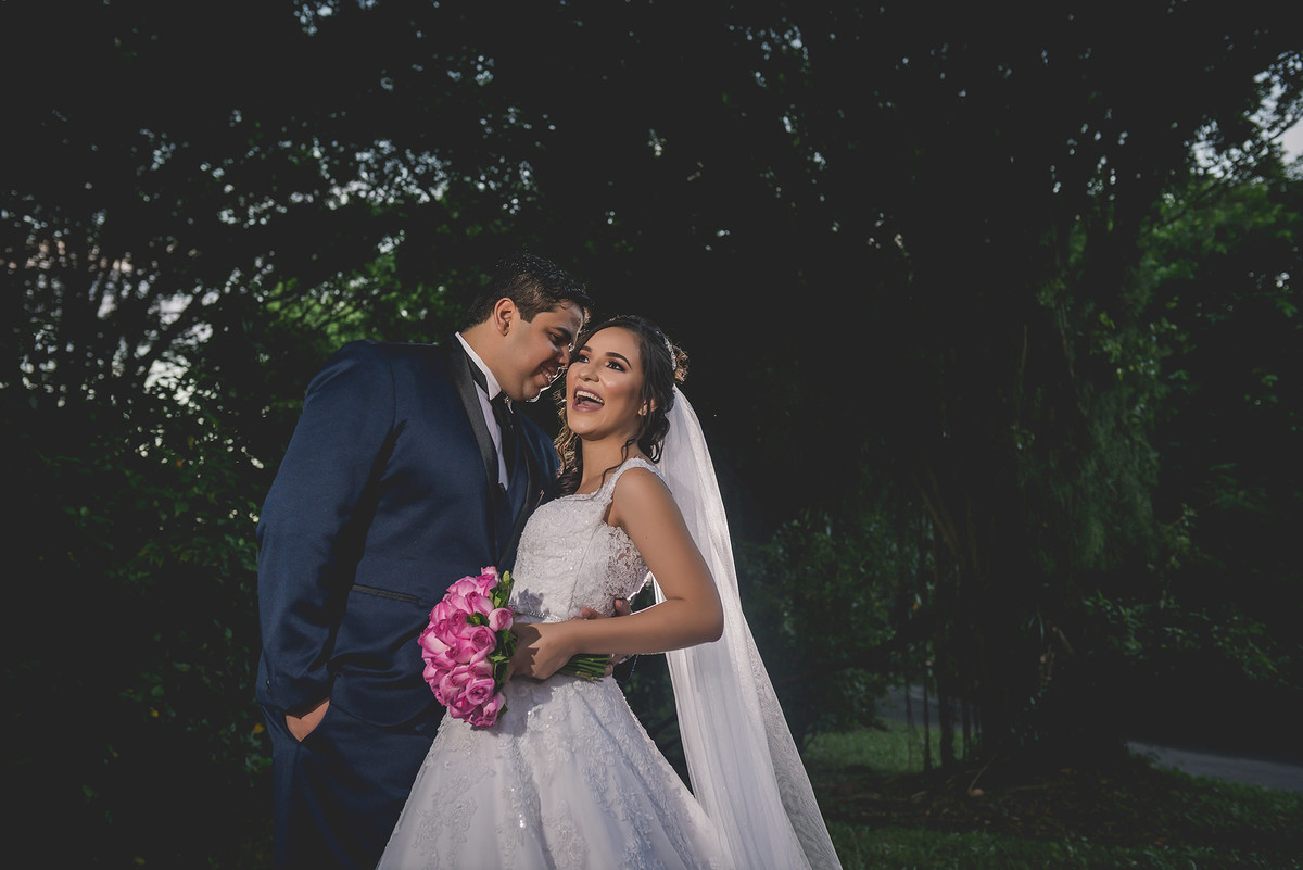 
dia da noiva na mariana assis lounge, lounge mariana assis, vestido de noiva, casamento no brunelli, buque de rosas, penteado cabelo solto , dia no noivo na barber shape, casamento na igreja são francisco, baloes de gaz helio, noivos felizes, 