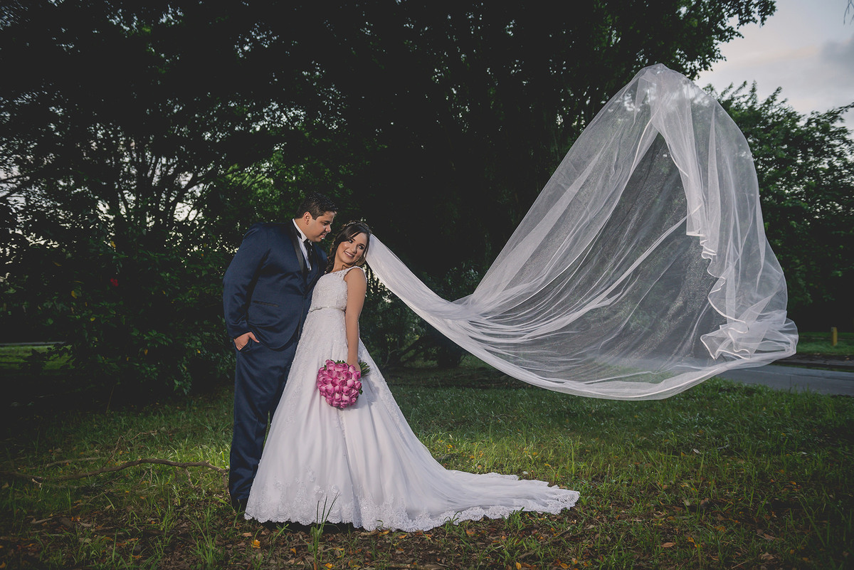 
dia da noiva na mariana assis lounge, lounge mariana assis, vestido de noiva, casamento no brunelli, buque de rosas, penteado cabelo solto , dia no noivo na barber shape, casamento na igreja são francisco, baloes de gaz helio, noivos felizes, 