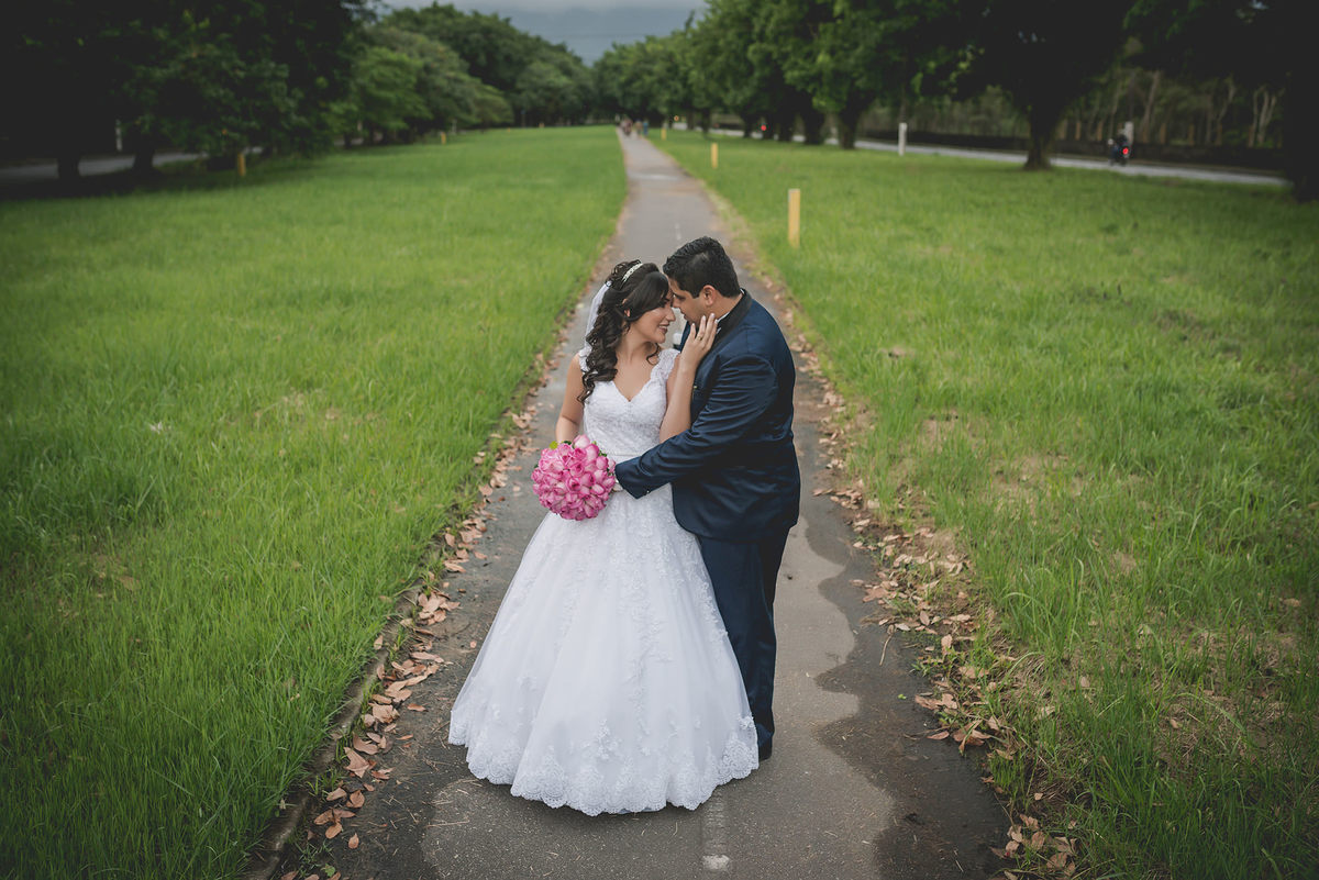 
dia da noiva na mariana assis lounge, lounge mariana assis, vestido de noiva, casamento no brunelli, buque de rosas, penteado cabelo solto , dia no noivo na barber shape, casamento na igreja são francisco, baloes de gaz helio, noivos felizes, 