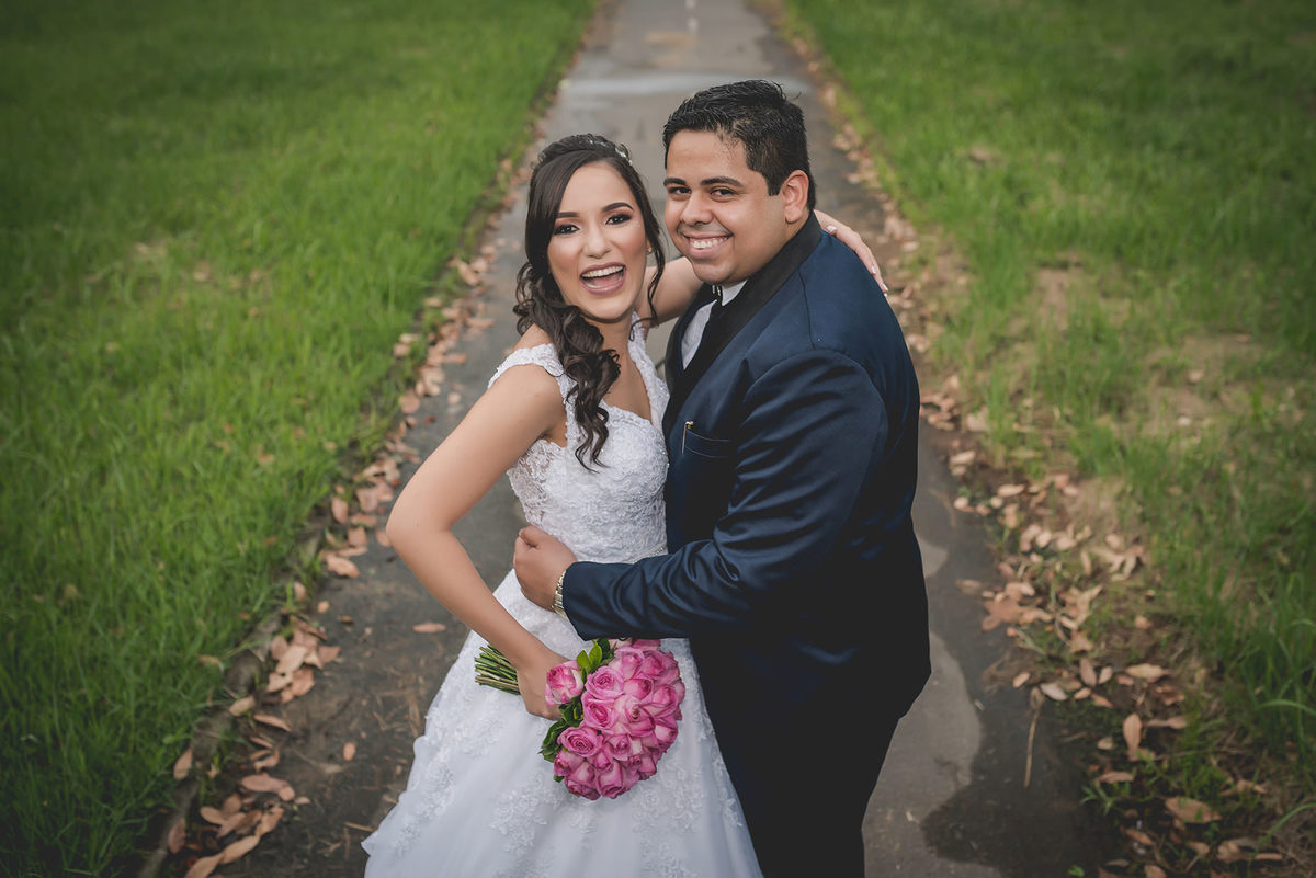 
dia da noiva na mariana assis lounge, lounge mariana assis, vestido de noiva, casamento no brunelli, buque de rosas, penteado cabelo solto , dia no noivo na barber shape, casamento na igreja são francisco, baloes de gaz helio, noivos felizes, 