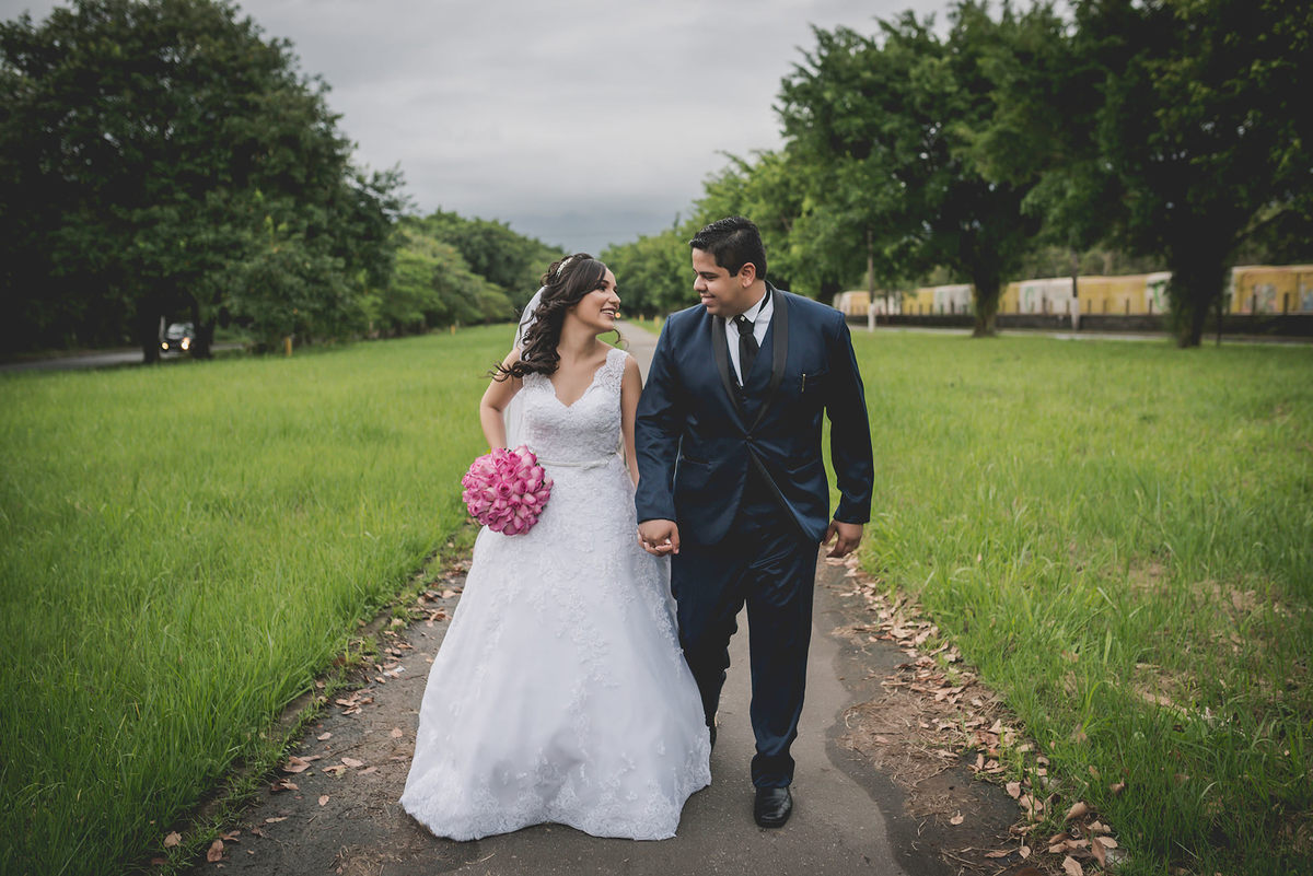 
dia da noiva na mariana assis lounge, lounge mariana assis, vestido de noiva, casamento no brunelli, buque de rosas, penteado cabelo solto , dia no noivo na barber shape, casamento na igreja são francisco, baloes de gaz helio, noivos felizes, 