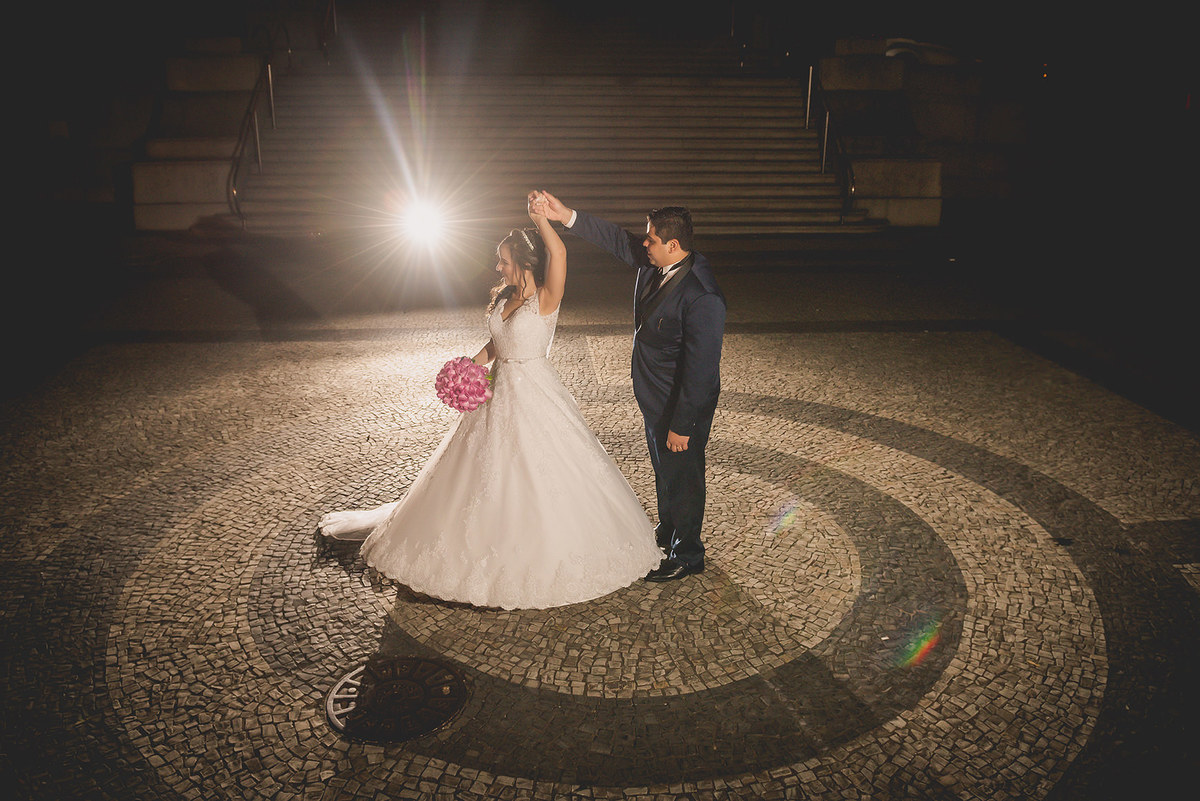 
dia da noiva na mariana assis lounge, lounge mariana assis, vestido de noiva, casamento no brunelli, buque de rosas, penteado cabelo solto , dia no noivo na barber shape, casamento na igreja são francisco, baloes de gaz helio, noivos felizes, 