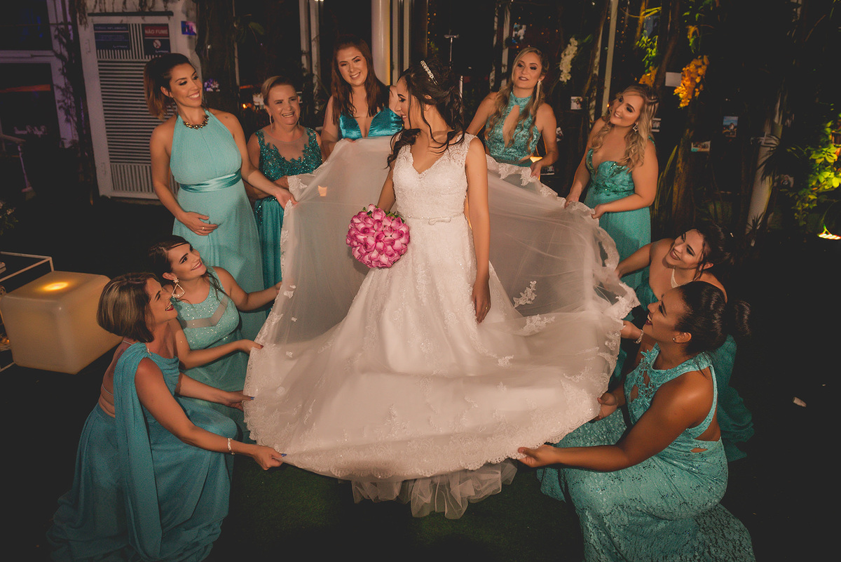 
dia da noiva na mariana assis lounge, lounge mariana assis, vestido de noiva, casamento no brunelli, buque de rosas, penteado cabelo solto , dia no noivo na barber shape, casamento na igreja são francisco, baloes de gaz helio, noivos felizes, 