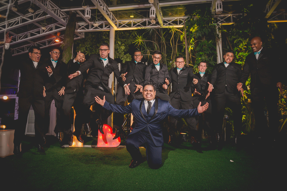 
dia da noiva na mariana assis lounge, lounge mariana assis, vestido de noiva, casamento no brunelli, buque de rosas, penteado cabelo solto , dia no noivo na barber shape, casamento na igreja são francisco, baloes de gaz helio, noivos felizes, 