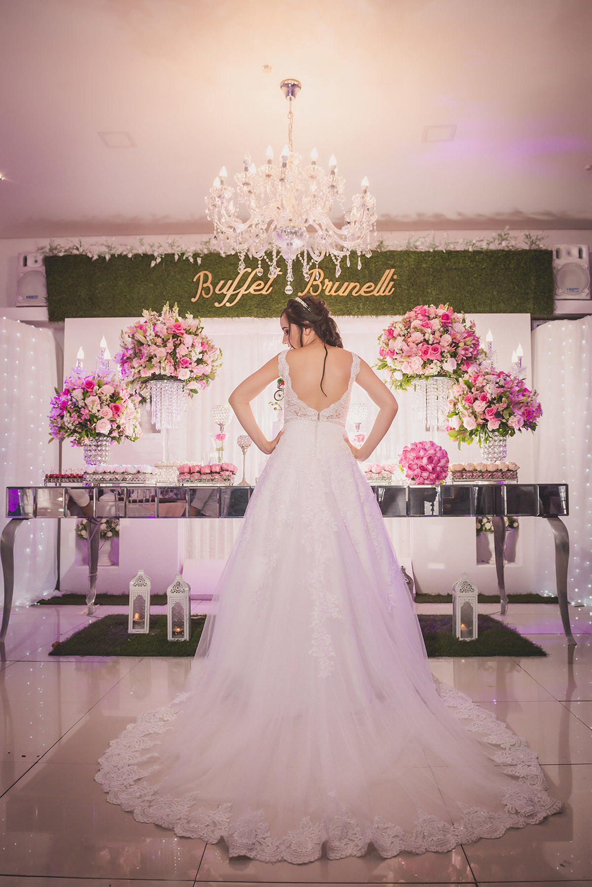 
dia da noiva na mariana assis lounge, lounge mariana assis, vestido de noiva, casamento no brunelli, buque de rosas, penteado cabelo solto , dia no noivo na barber shape, casamento na igreja são francisco, baloes de gaz helio, noivos felizes, 