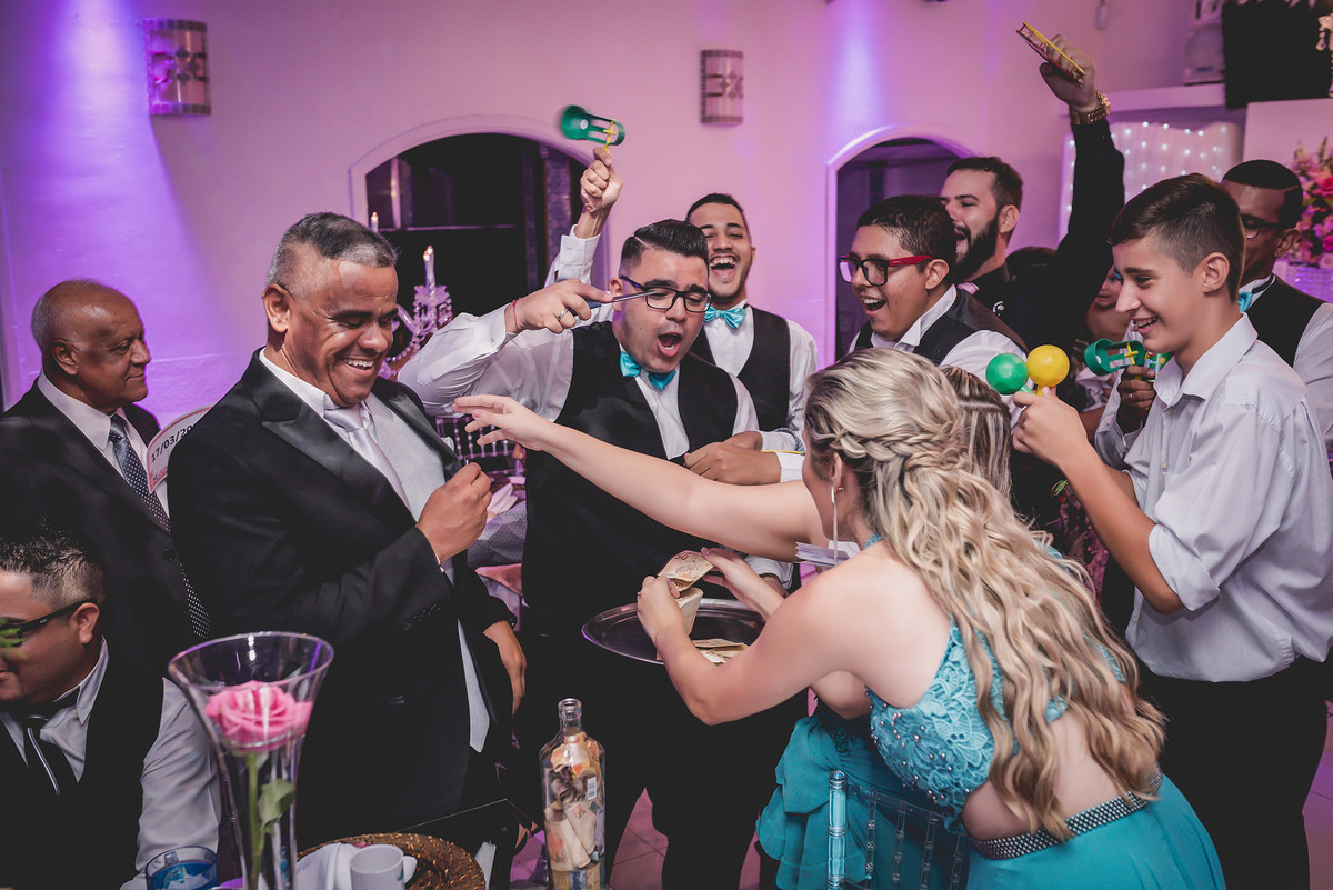 
dia da noiva na mariana assis lounge, lounge mariana assis, vestido de noiva, casamento no brunelli, buque de rosas, penteado cabelo solto , dia no noivo na barber shape, casamento na igreja são francisco, baloes de gaz helio, noivos felizes, 