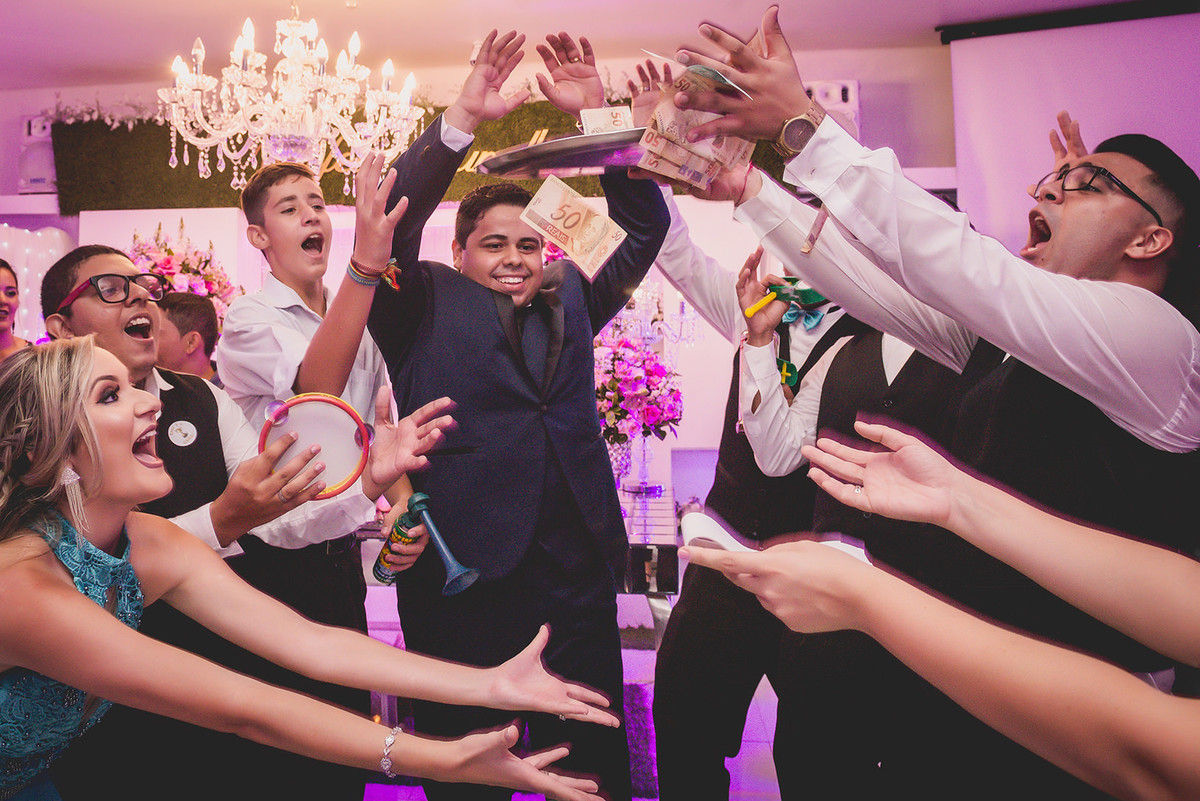 
dia da noiva na mariana assis lounge, lounge mariana assis, vestido de noiva, casamento no brunelli, buque de rosas, penteado cabelo solto , dia no noivo na barber shape, casamento na igreja são francisco, baloes de gaz helio, noivos felizes, 