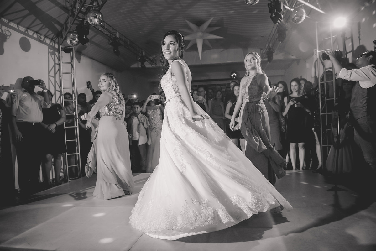 
dia da noiva na mariana assis lounge, lounge mariana assis, vestido de noiva, casamento no brunelli, buque de rosas, penteado cabelo solto , dia no noivo na barber shape, casamento na igreja são francisco, baloes de gaz helio, noivos felizes, 