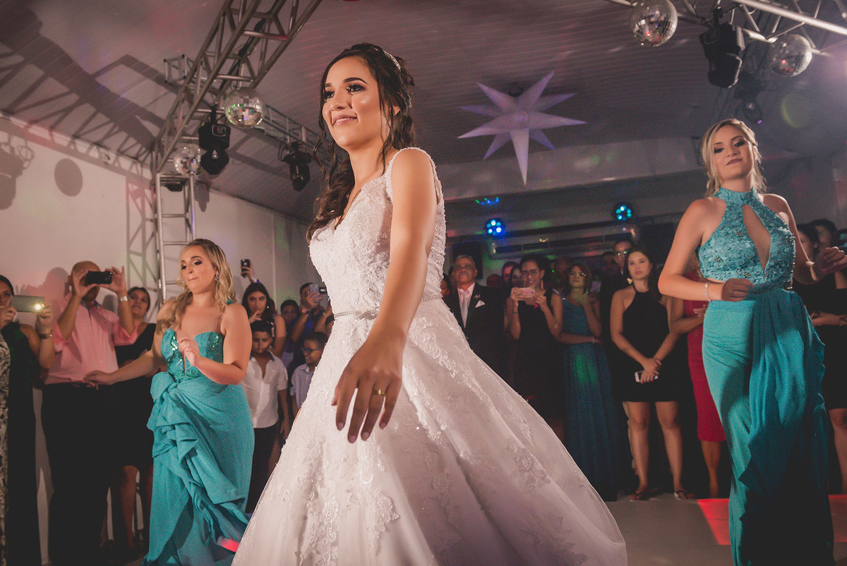 
dia da noiva na mariana assis lounge, lounge mariana assis, vestido de noiva, casamento no brunelli, buque de rosas, penteado cabelo solto , dia no noivo na barber shape, casamento na igreja são francisco, baloes de gaz helio, noivos felizes, 