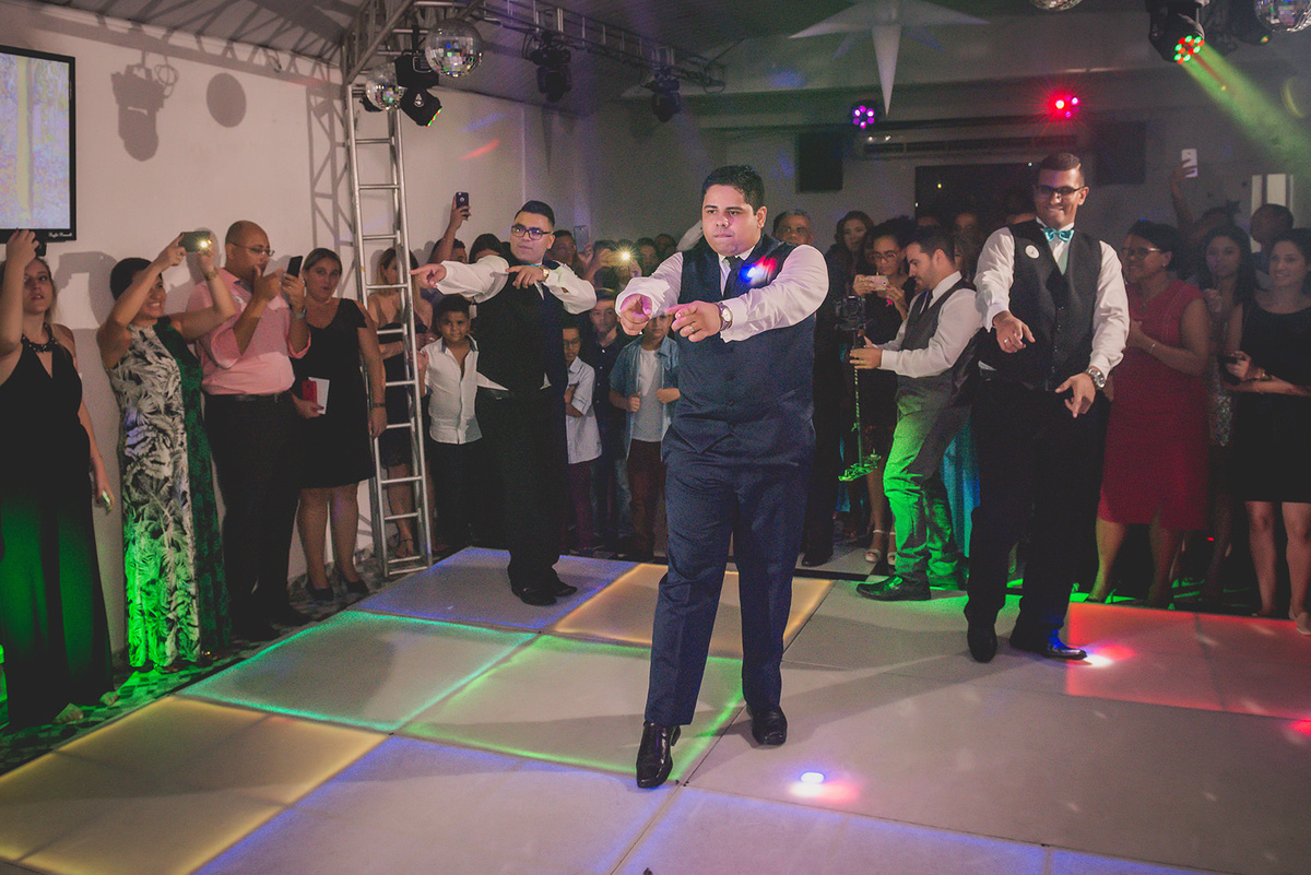 
dia da noiva na mariana assis lounge, lounge mariana assis, vestido de noiva, casamento no brunelli, buque de rosas, penteado cabelo solto , dia no noivo na barber shape, casamento na igreja são francisco, baloes de gaz helio, noivos felizes, 