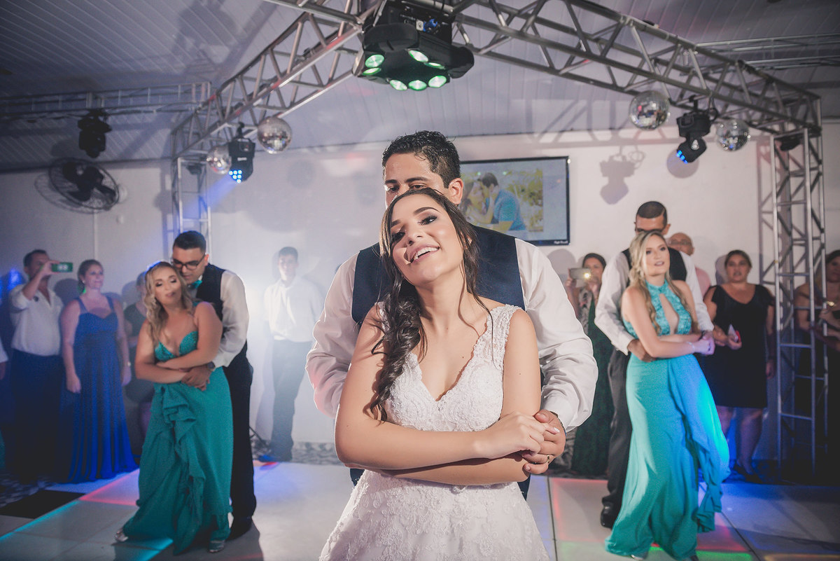 
dia da noiva na mariana assis lounge, lounge mariana assis, vestido de noiva, casamento no brunelli, buque de rosas, penteado cabelo solto , dia no noivo na barber shape, casamento na igreja são francisco, baloes de gaz helio, noivos felizes, 