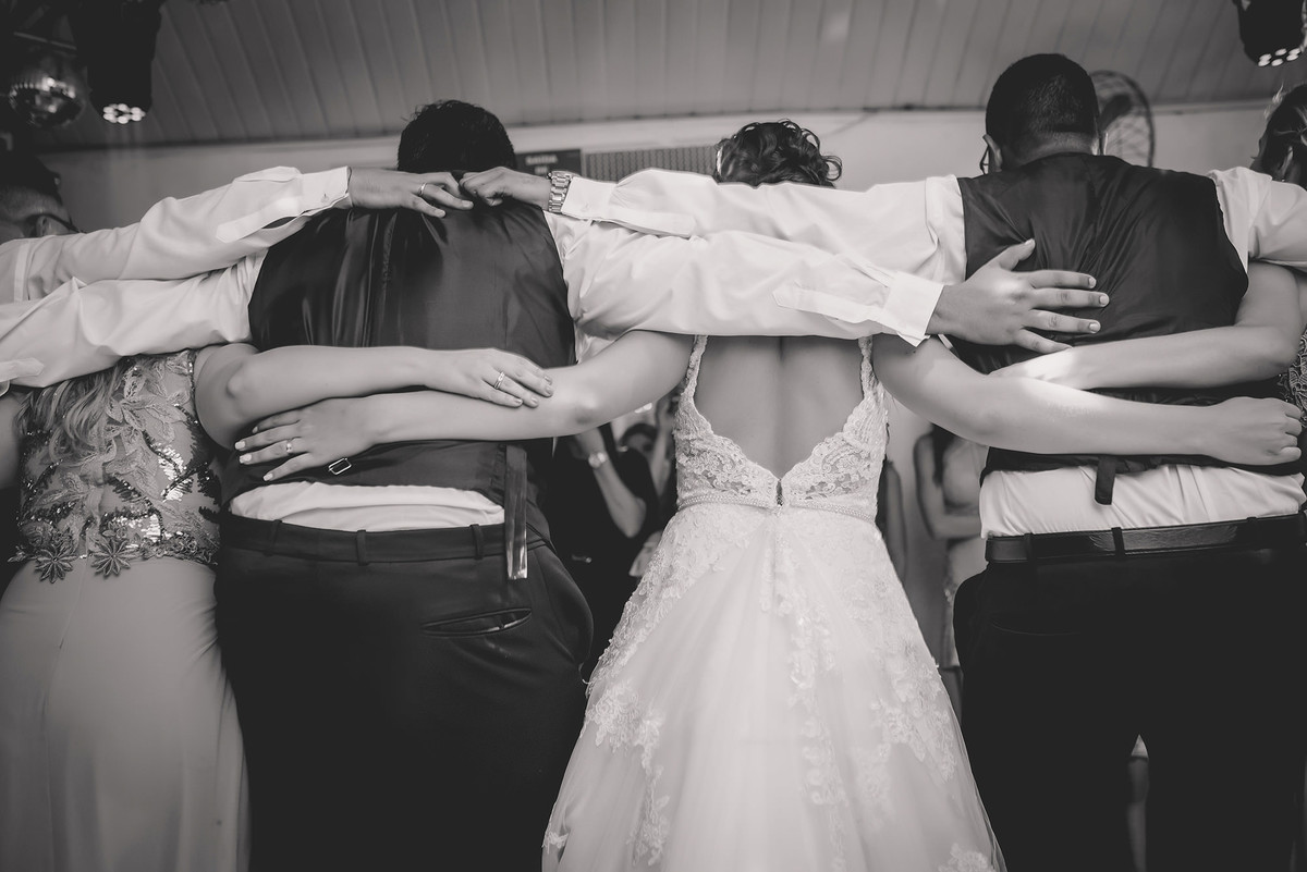 
dia da noiva na mariana assis lounge, lounge mariana assis, vestido de noiva, casamento no brunelli, buque de rosas, penteado cabelo solto , dia no noivo na barber shape, casamento na igreja são francisco, baloes de gaz helio, noivos felizes, 