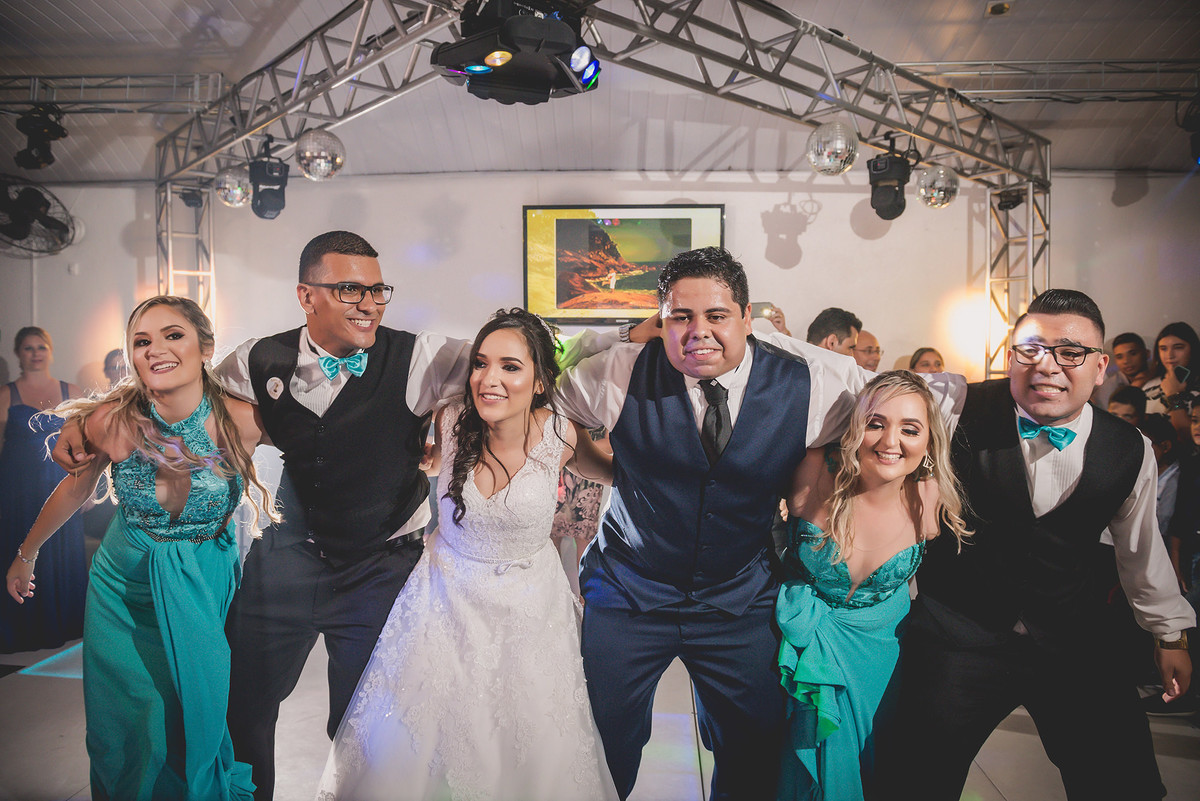 
dia da noiva na mariana assis lounge, lounge mariana assis, vestido de noiva, casamento no brunelli, buque de rosas, penteado cabelo solto , dia no noivo na barber shape, casamento na igreja são francisco, baloes de gaz helio, noivos felizes, 