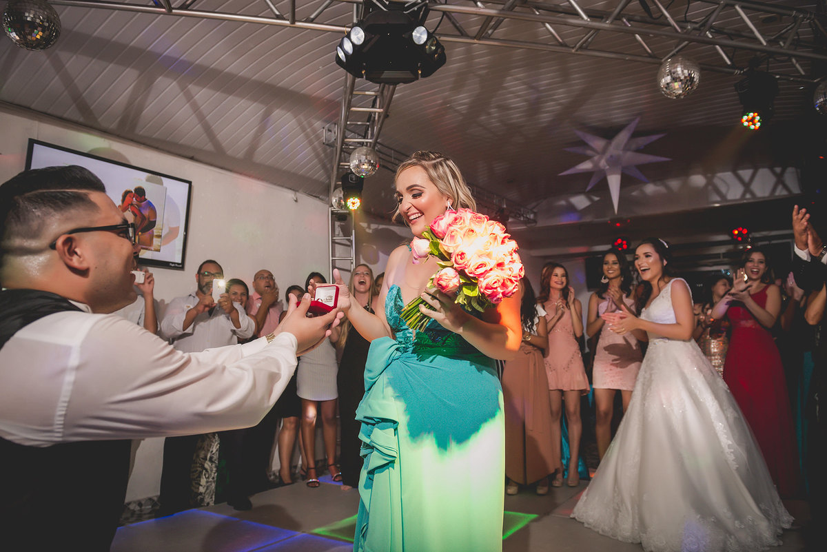 
dia da noiva na mariana assis lounge, lounge mariana assis, vestido de noiva, casamento no brunelli, buque de rosas, penteado cabelo solto , dia no noivo na barber shape, casamento na igreja são francisco, baloes de gaz helio, noivos felizes, 