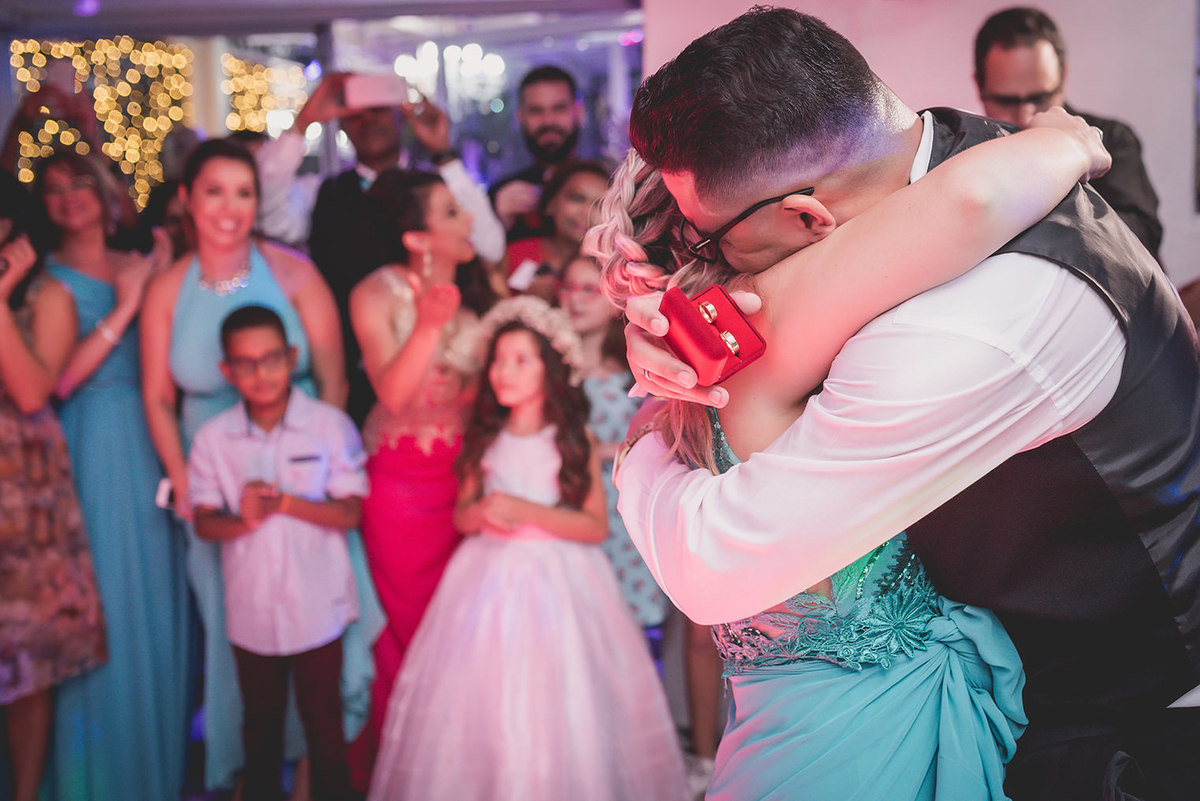 
dia da noiva na mariana assis lounge, lounge mariana assis, vestido de noiva, casamento no brunelli, buque de rosas, penteado cabelo solto , dia no noivo na barber shape, casamento na igreja são francisco, baloes de gaz helio, noivos felizes, 