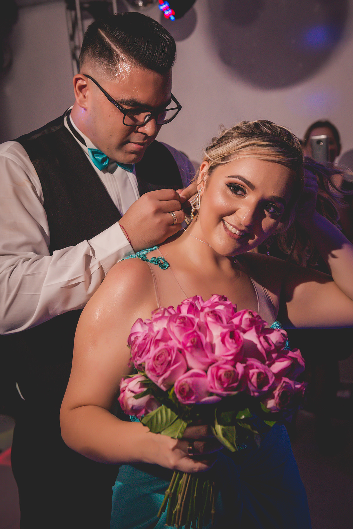 
dia da noiva na mariana assis lounge, lounge mariana assis, vestido de noiva, casamento no brunelli, buque de rosas, penteado cabelo solto , dia no noivo na barber shape, casamento na igreja são francisco, baloes de gaz helio, noivos felizes, 