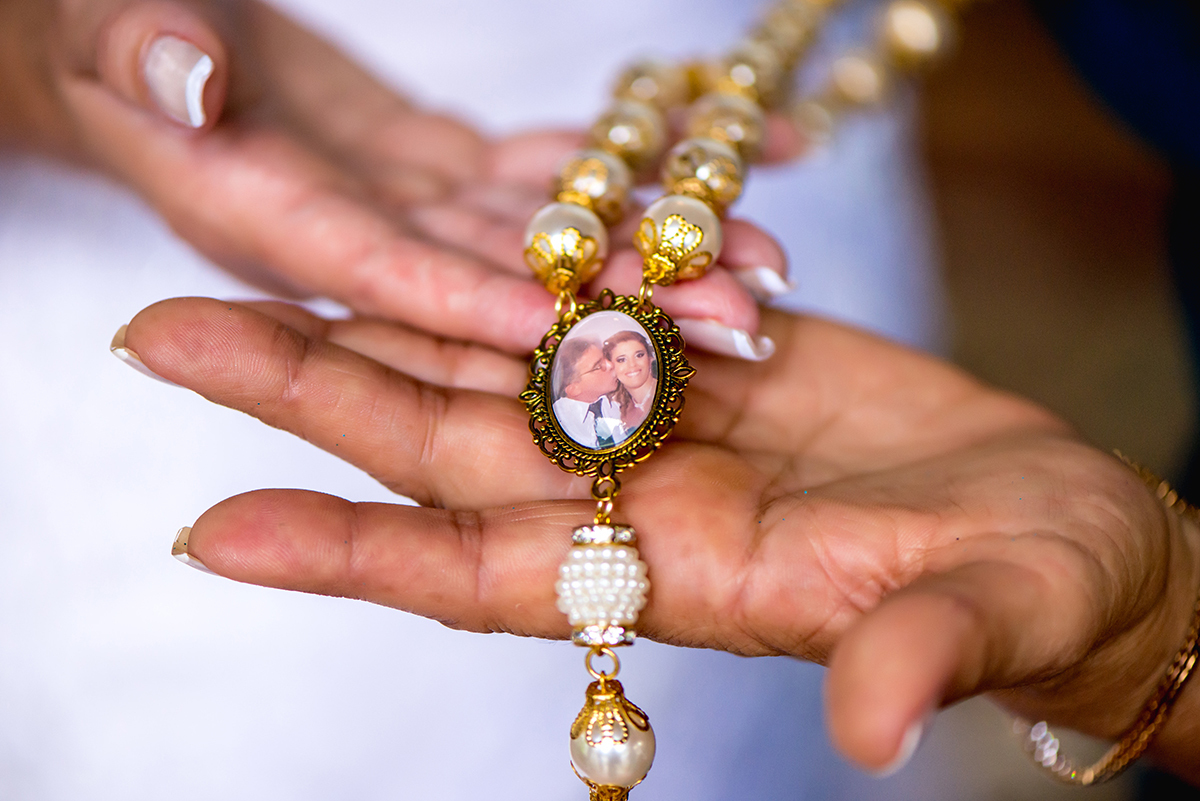 recanto alegro buffet, buque azul, noiva ruiva, dia da noiva gattos coiffeur, chacara do mosteiro, pai da noiva falecido, mãe da noiva olhando a noiva, terço da noiva, terço com foto do pai falecido. 