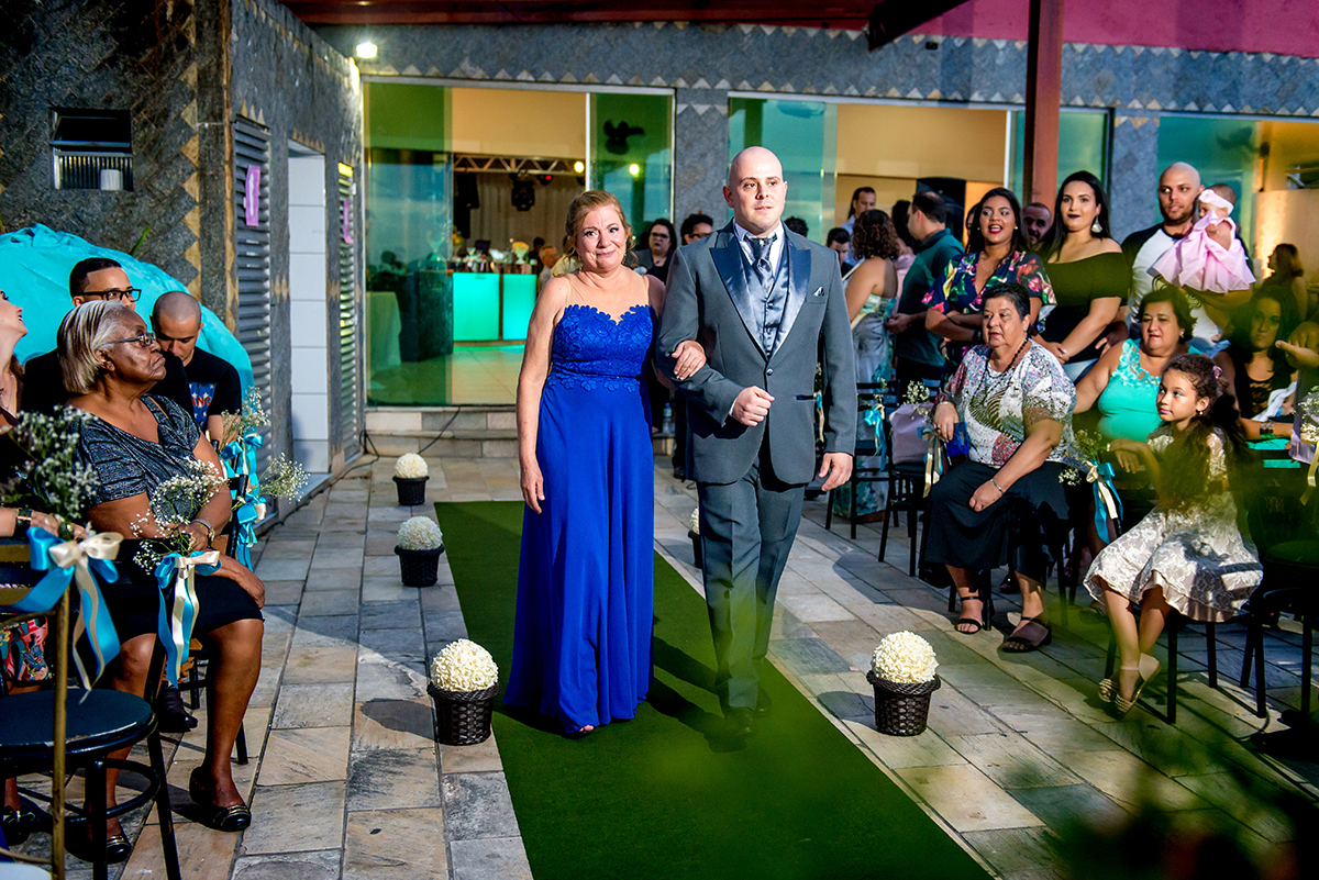 recanto alegro buffet, buque azul, noiva ruiva, dia da noiva gattos coiffeur, chacara do mosteiro, pai da noiva falecido, mãe da noiva olhando a noiva, terço da noiva, terço com foto do pai falecido. 