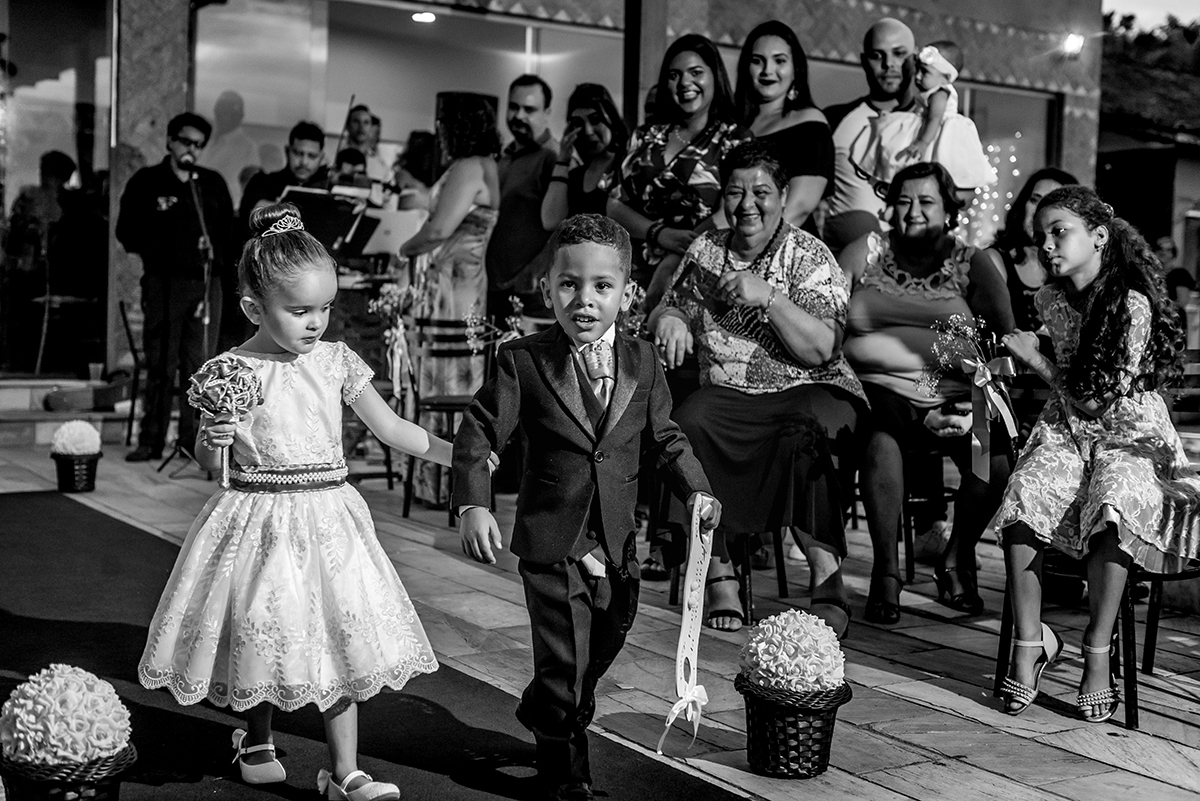 recanto alegro buffet, buque azul, noiva ruiva, dia da noiva gattos coiffeur, chacara do mosteiro, pai da noiva falecido, mãe da noiva olhando a noiva, terço da noiva, terço com foto do pai falecido. 