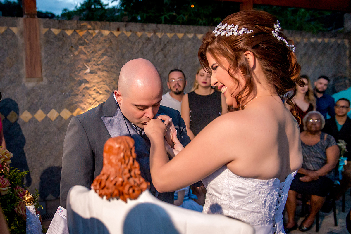 recanto alegro buffet, buque azul, noiva ruiva, dia da noiva gattos coiffeur, chacara do mosteiro, pai da noiva falecido, mãe da noiva olhando a noiva, terço da noiva, terço com foto do pai falecido. 