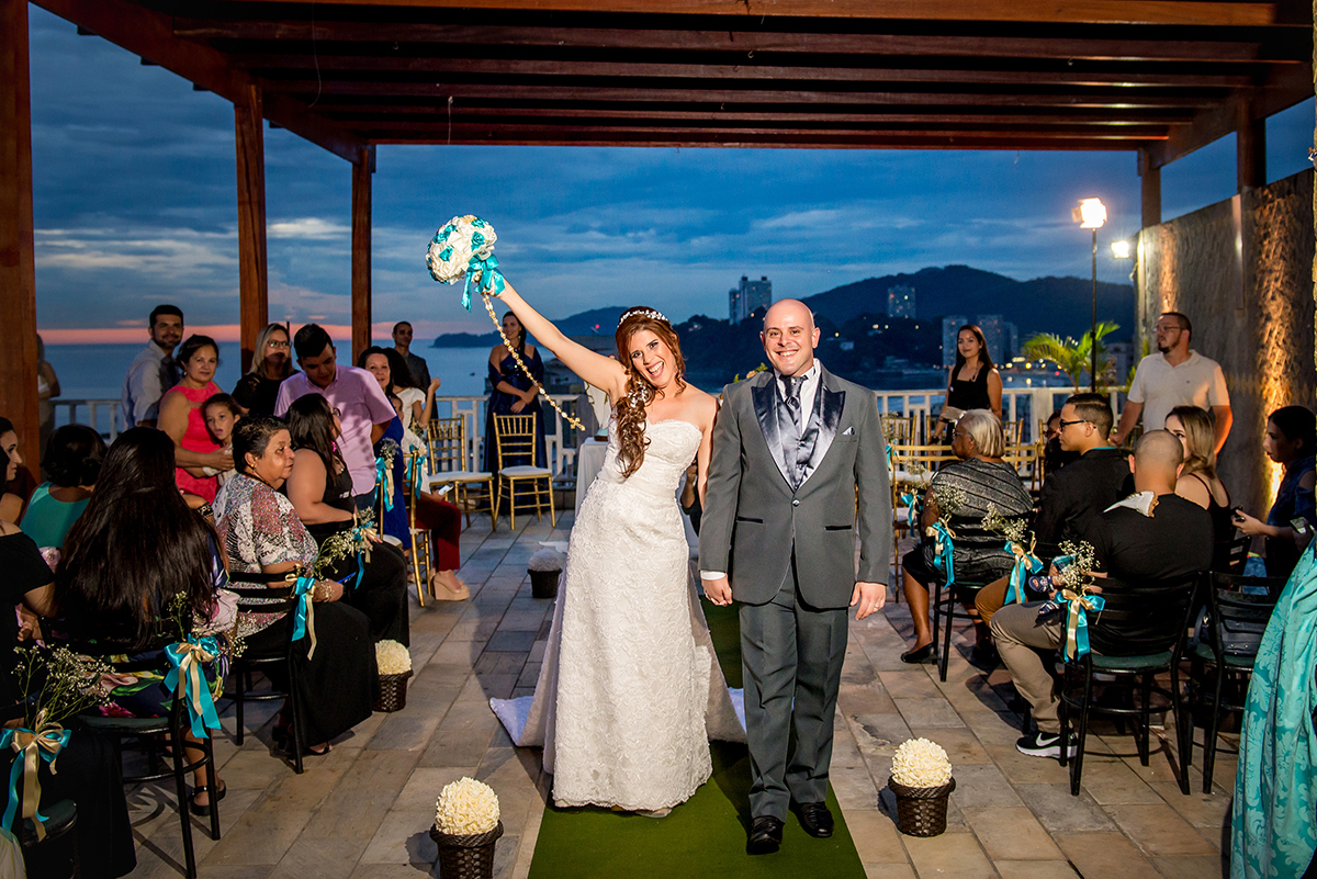 recanto alegro buffet, buque azul, noiva ruiva, dia da noiva gattos coiffeur, chacara do mosteiro, pai da noiva falecido, mãe da noiva olhando a noiva, terço da noiva, terço com foto do pai falecido. 