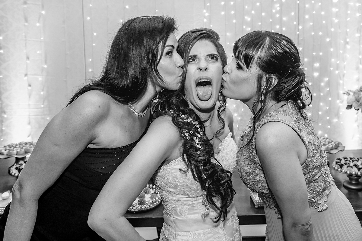 recanto alegro buffet, buque azul, noiva ruiva, dia da noiva gattos coiffeur, chacara do mosteiro, pai da noiva falecido, mãe da noiva olhando a noiva, terço da noiva, terço com foto do pai falecido. 