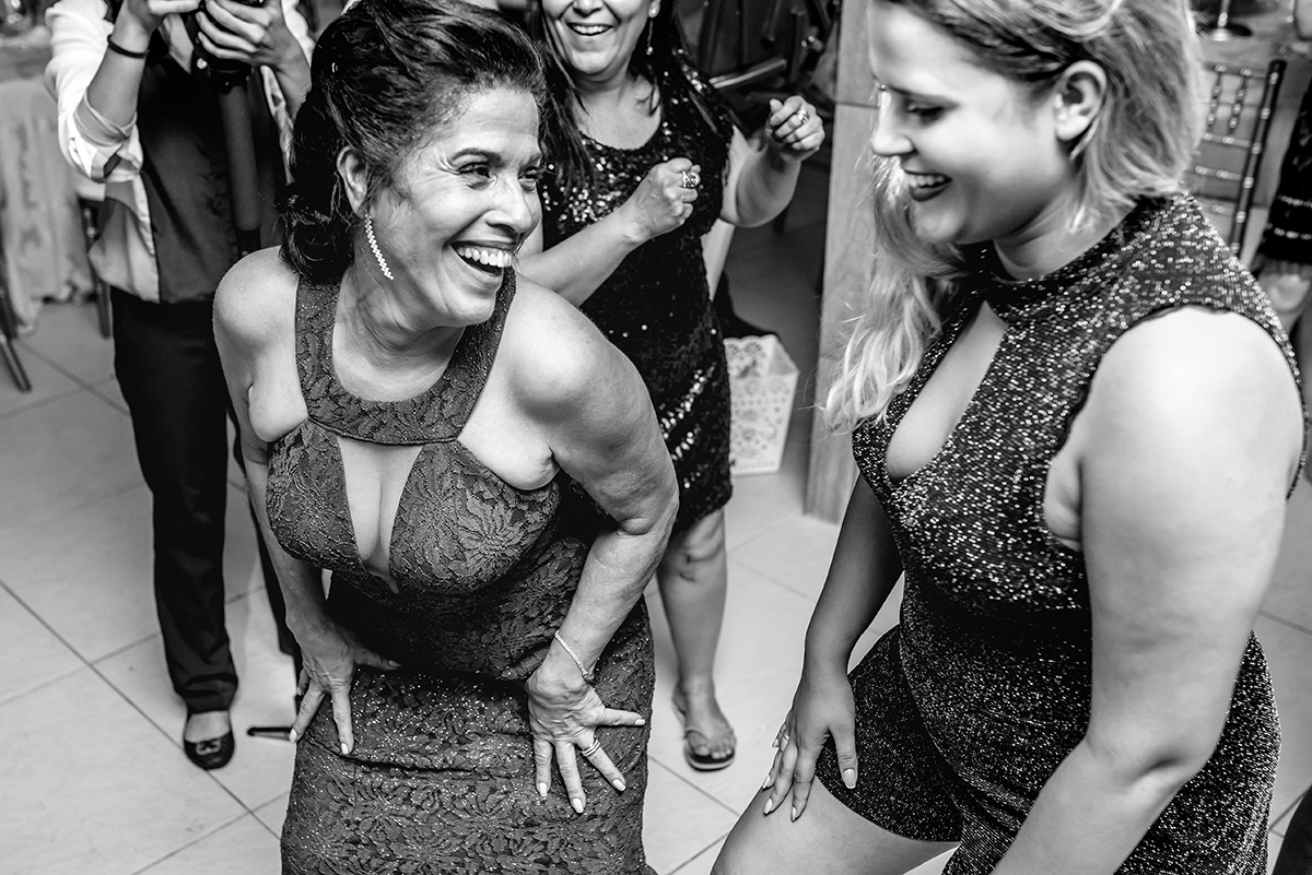 recanto alegro buffet, buque azul, noiva ruiva, dia da noiva gattos coiffeur, chacara do mosteiro, pai da noiva falecido, mãe da noiva olhando a noiva, terço da noiva, terço com foto do pai falecido. 