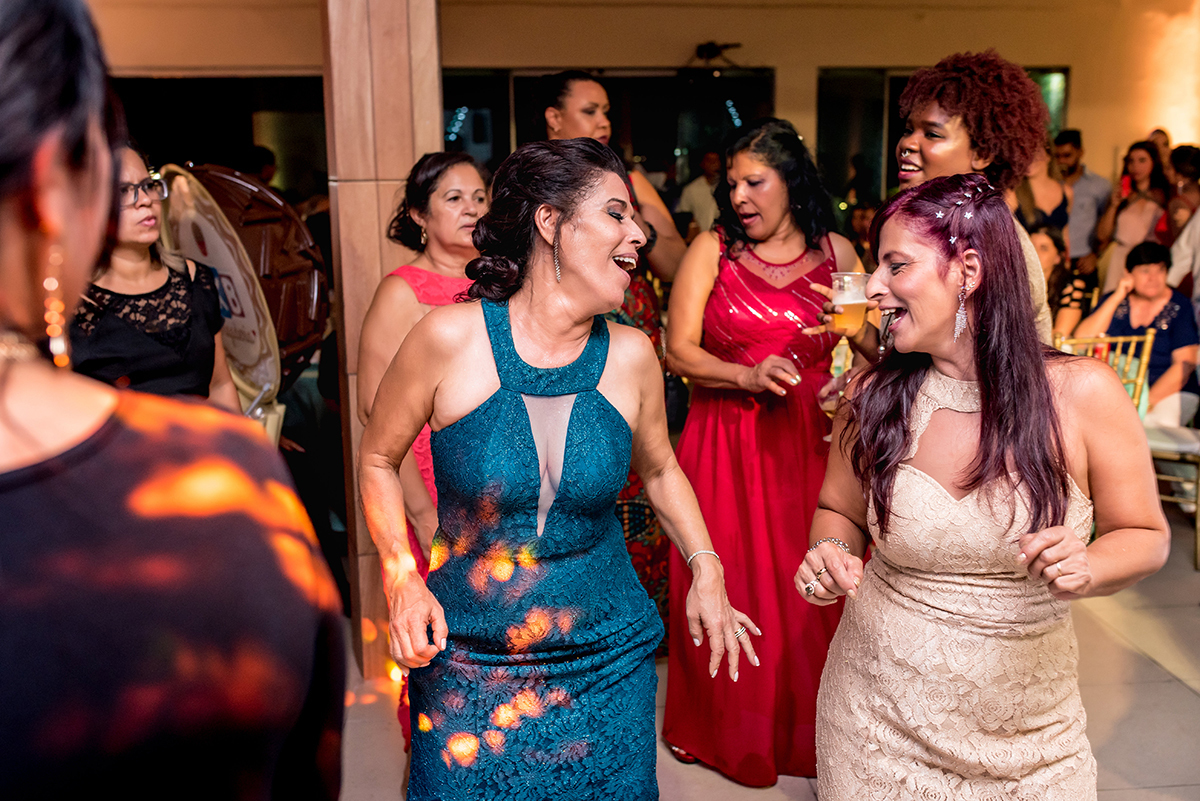 recanto alegro buffet, buque azul, noiva ruiva, dia da noiva gattos coiffeur, chacara do mosteiro, pai da noiva falecido, mãe da noiva olhando a noiva, terço da noiva, terço com foto do pai falecido. 